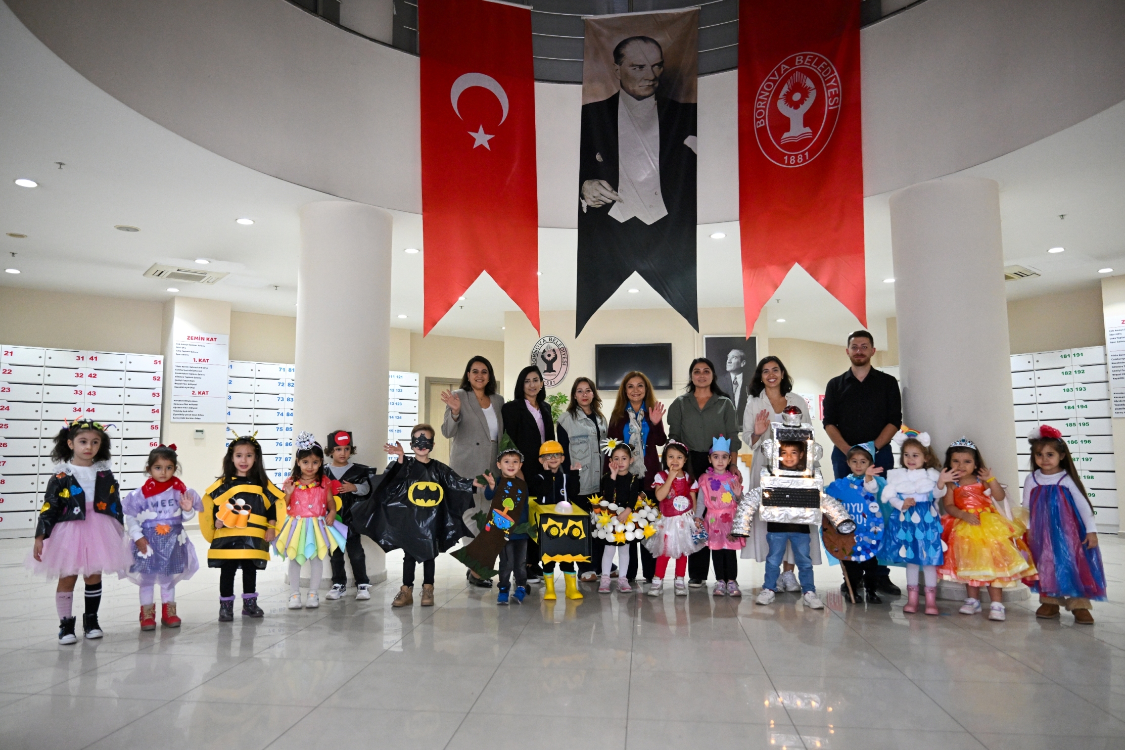Bornova’da Çocuklar Geri Dönüşüm Kostümleriyle Farkındalık Yarattı (2)