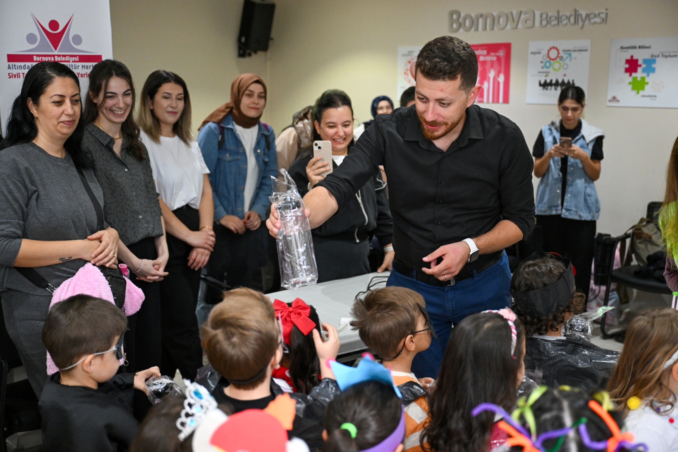 Bornova’da Çocuklar Geri Dönüşüm Kostümleriyle Farkındalık Yarattı (6)