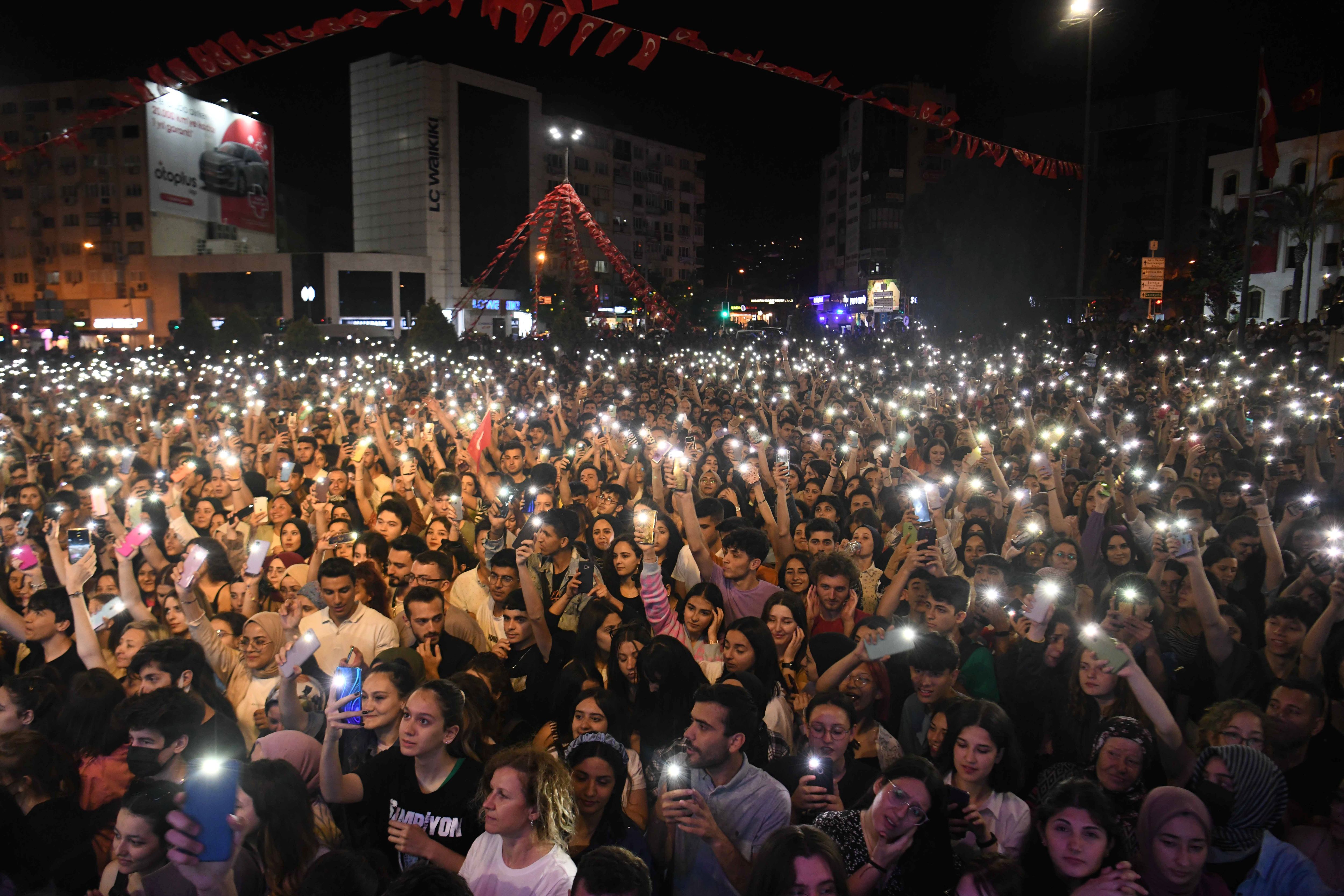 Bornova’da Cumhuriyet Bayramı Coşkusu Sevcan Orhan’la Yaşanacak (3)