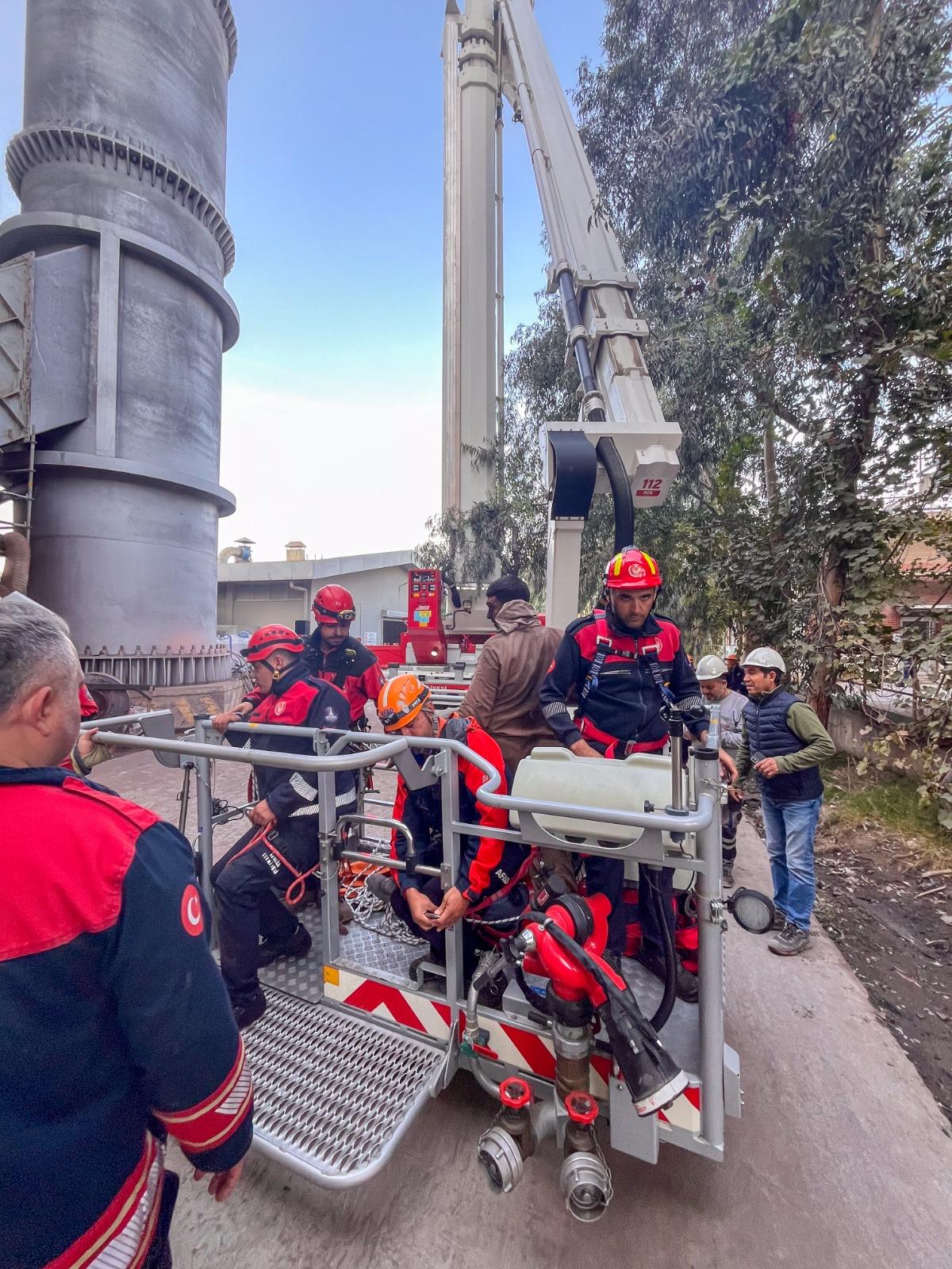 Bornova’da Korku Dolu Anlar İşçileri 90 Metrelik Merdivenle Kurtardılar (3)