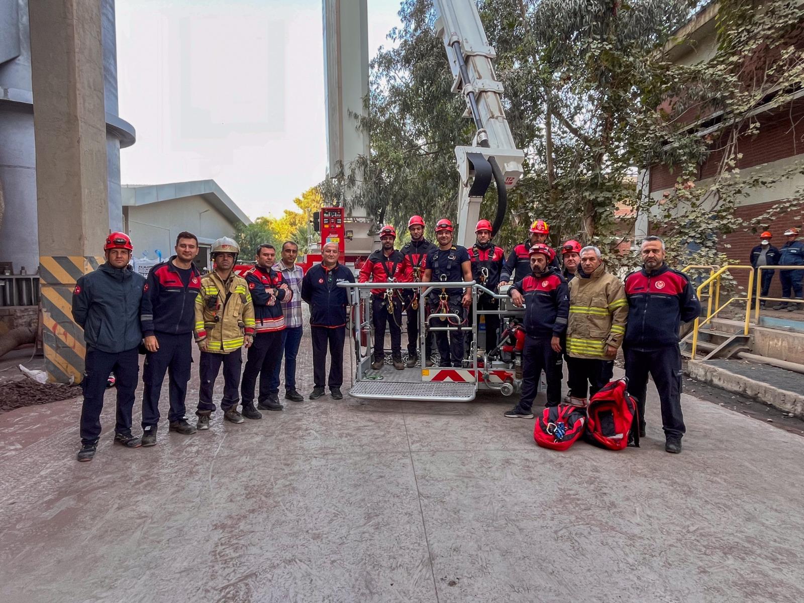 Bornova’da Korku Dolu Anlar İşçileri 90 Metrelik Merdivenle Kurtardılar (6)