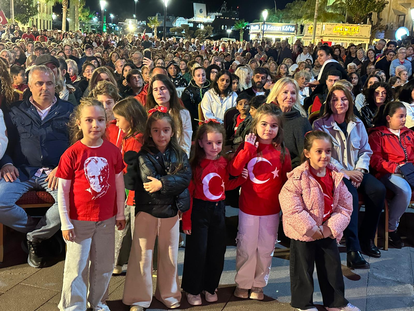 Çeşme’de Cumhuriyet Bayramı Coşkusu Fener Alayı İle Doruğa Ulaştı (2)