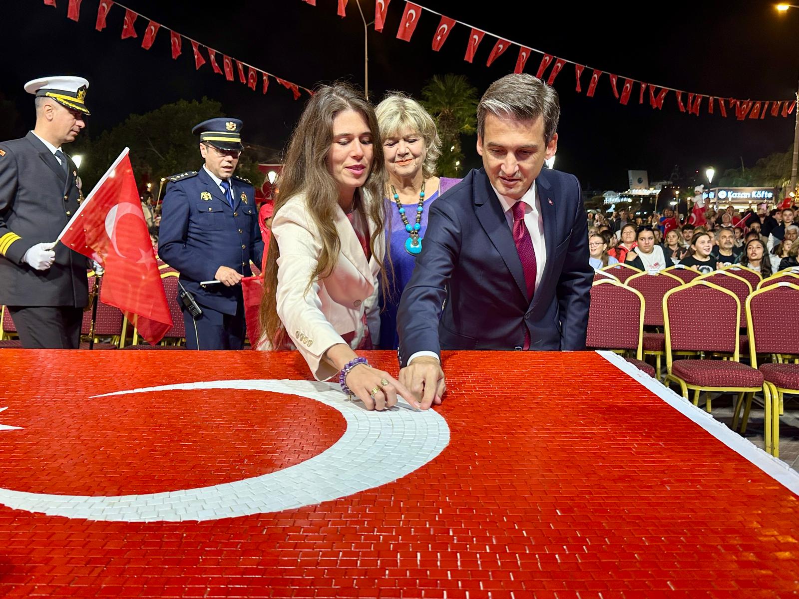 Çeşme’de Cumhuriyet Bayramı Coşkusu Fener Alayı İle Doruğa Ulaştı (5)