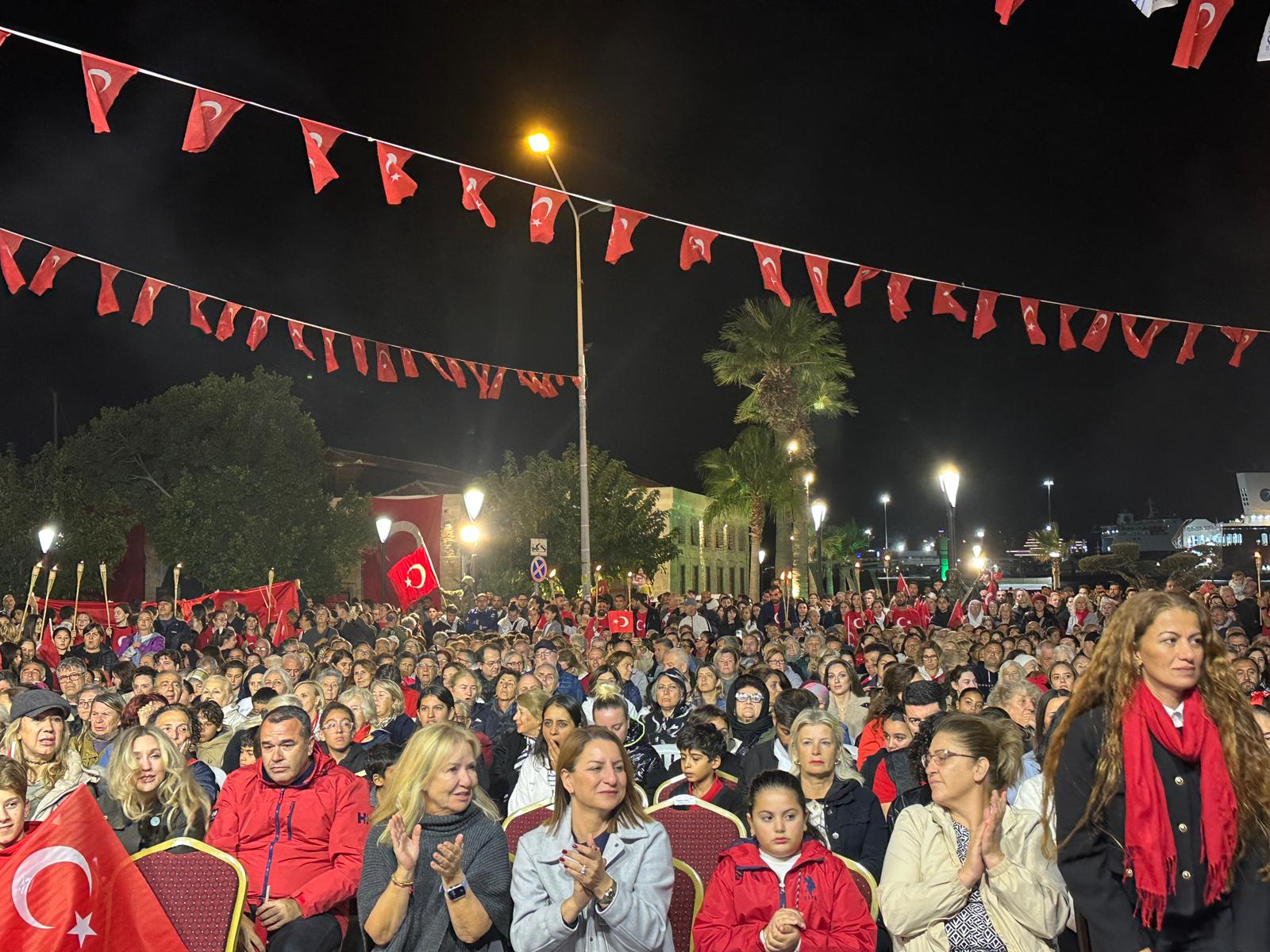 Çeşme’de Cumhuriyet Bayramı Coşkusu Fener Alayı İle Doruğa Ulaştı (7)
