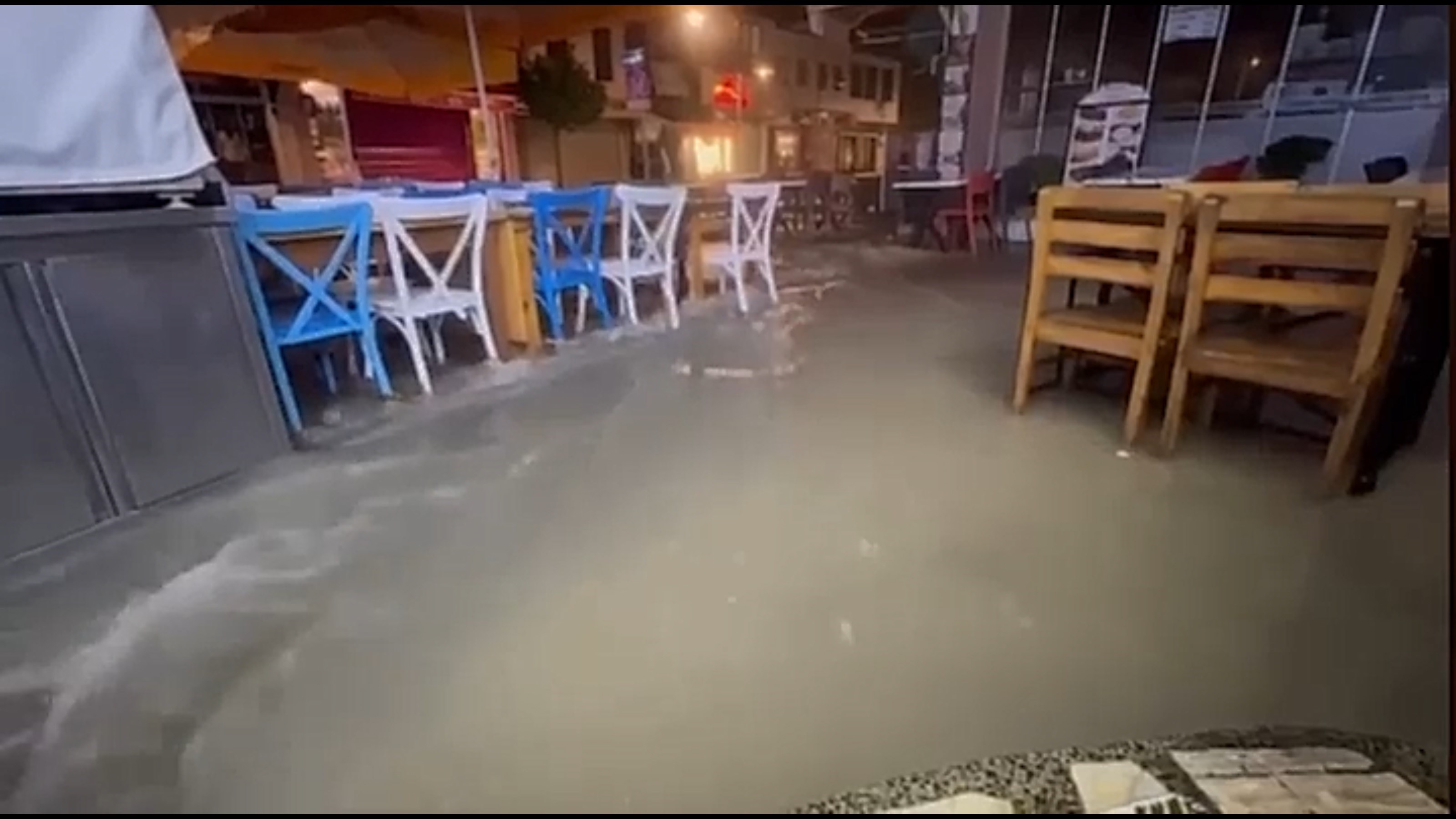Çeşme’de Sağanak Yağış Hayatı Felç Etti (1)