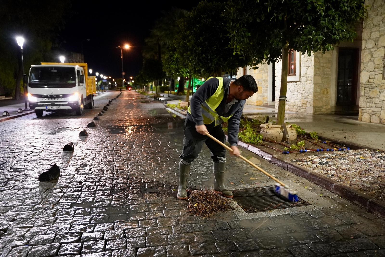 Çeşme’de Sağanak Yağış Hayatı Felç Etti (5)