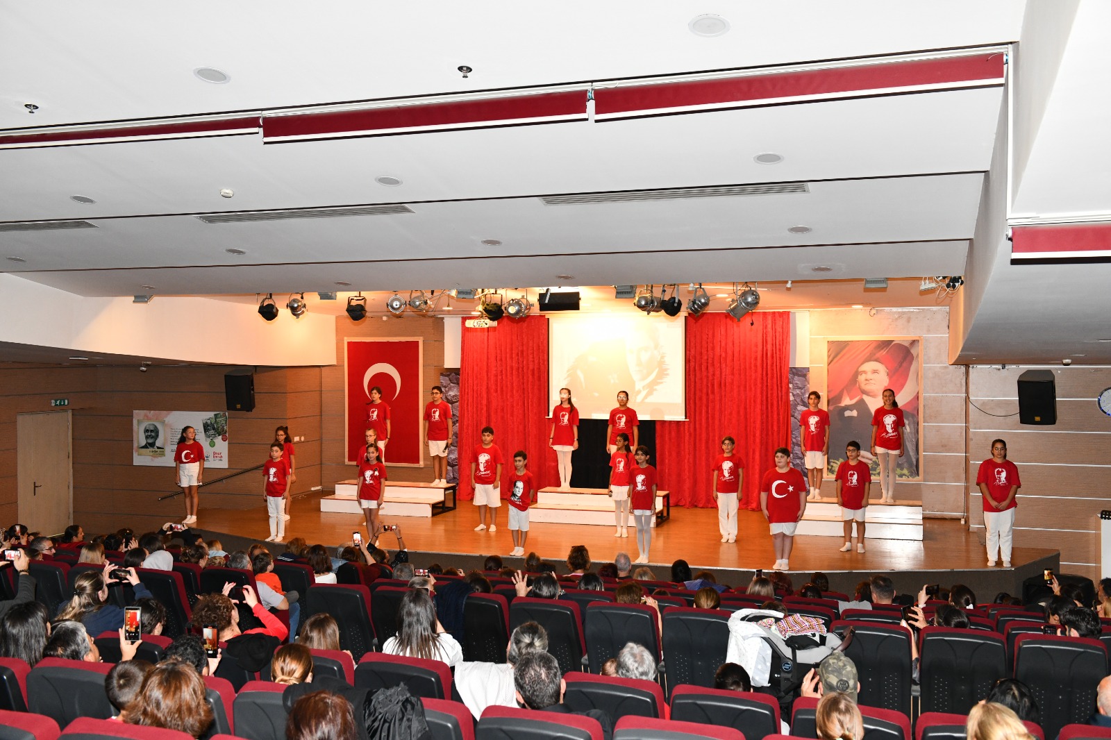 Cumhuriyet Coşkusu Salonu Doldurdu! (3)