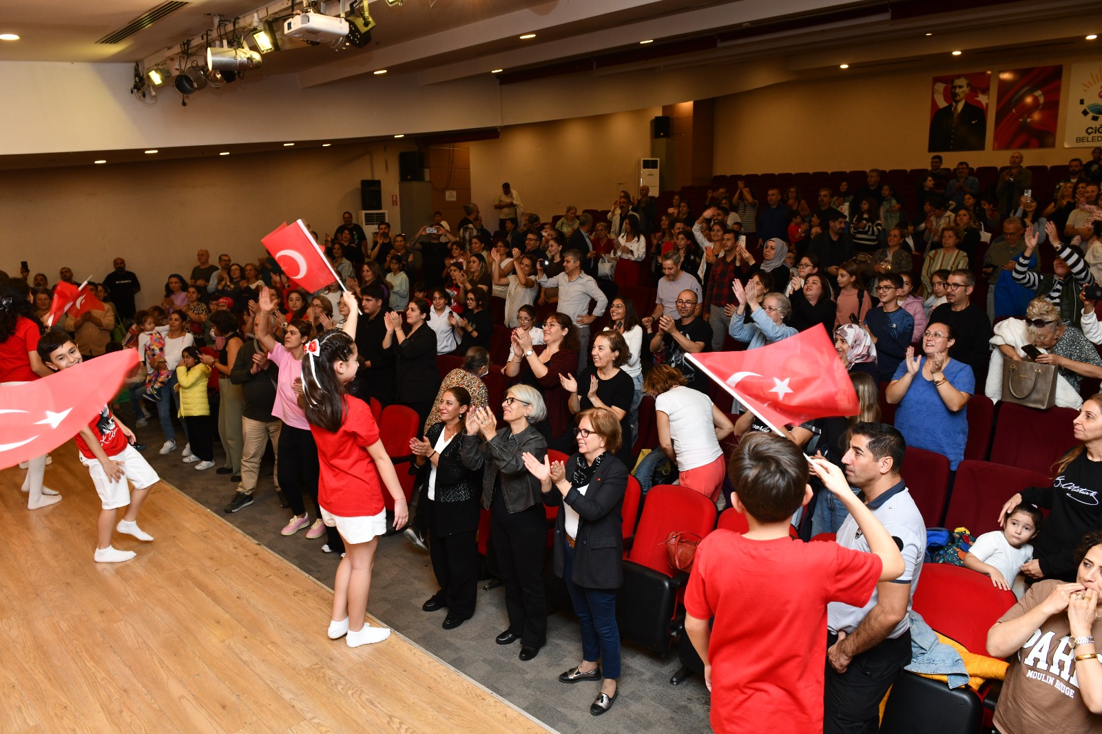 Cumhuriyet Coşkusu Salonu Doldurdu! (5)
