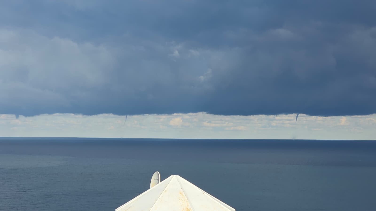 Denizde Hortum Ve Gökkuşağı Aynı Anda! (4)