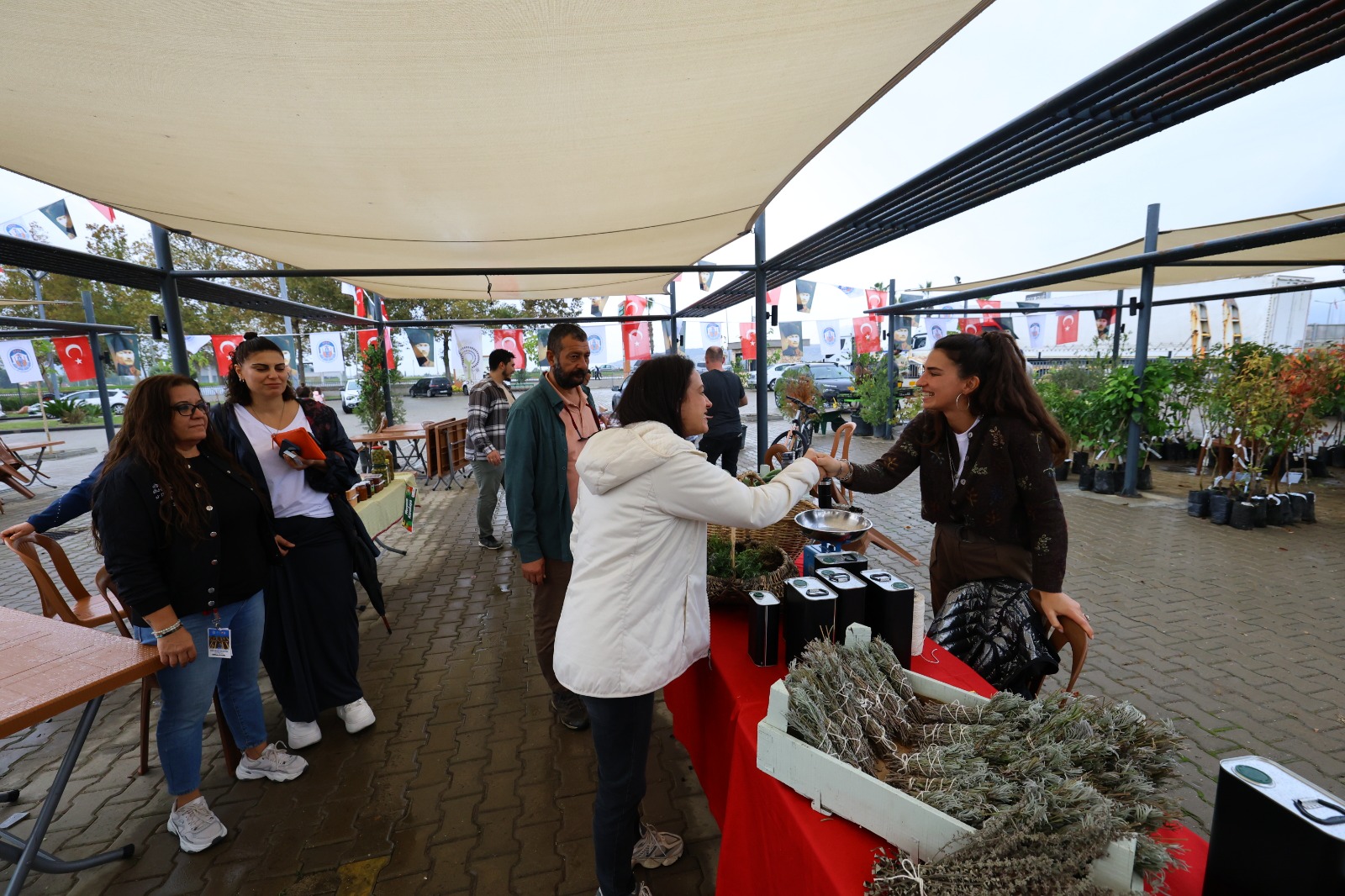 Efes Tarlası Yaşam Köyü’nde Üretici Pazarı Kapılarını Açtı (2)