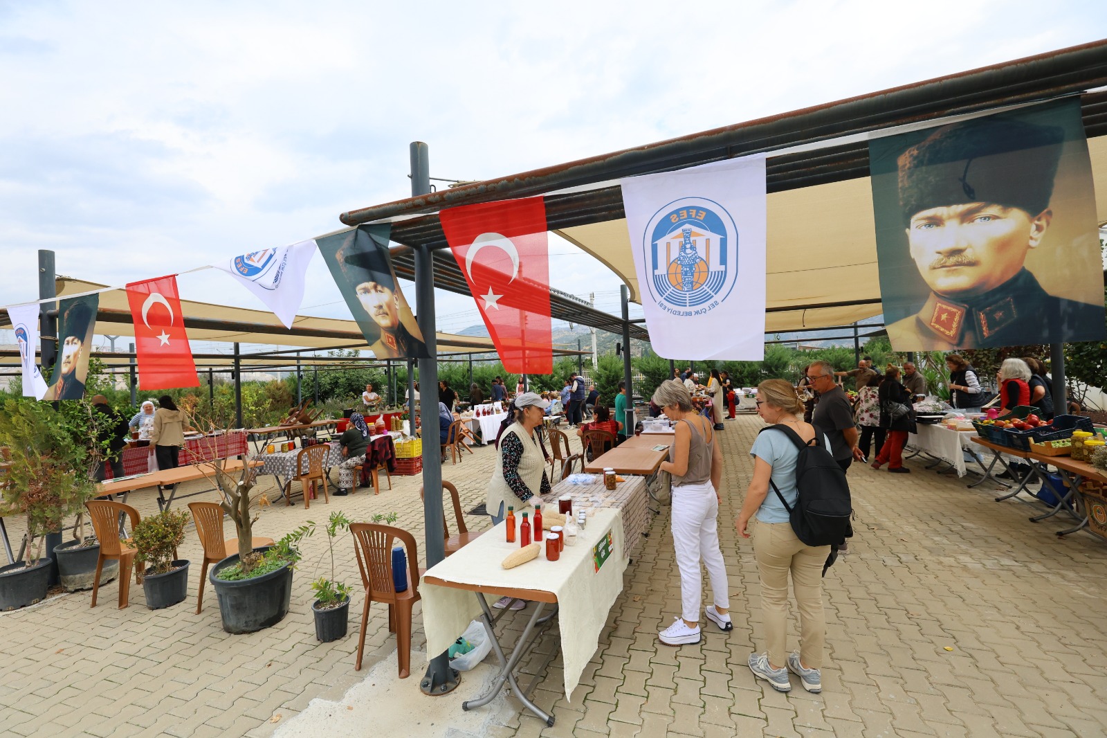 Efes Tarlası Yaşam Köyü’nde Üretici Pazarı Kapılarını Açtı (3)