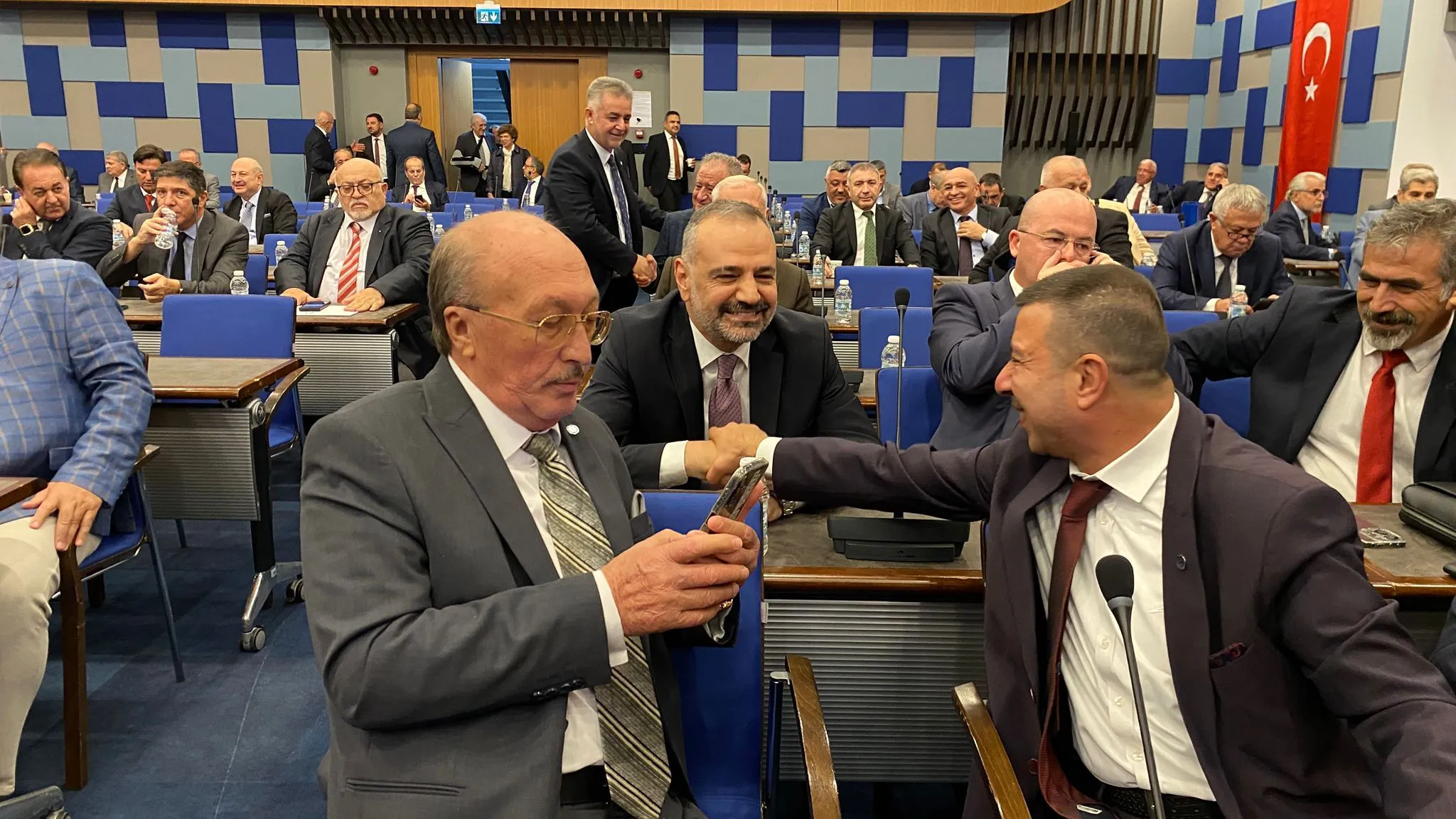 Ev Hapsi Devam Eden Aslanoğlu, İzto Meclisinde!