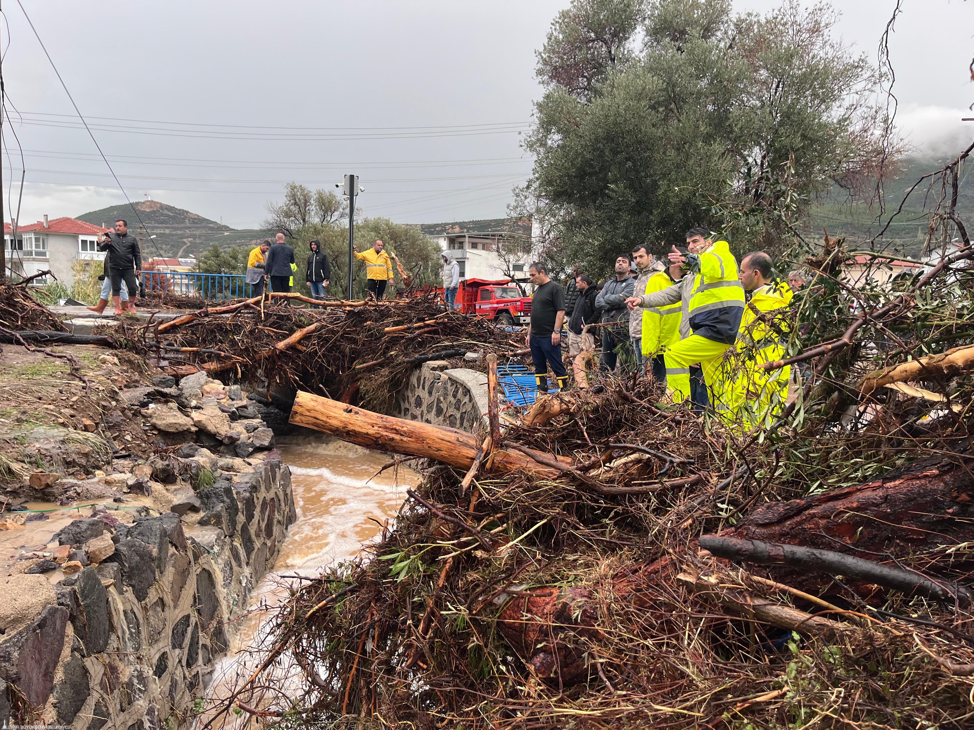 Foça Sulara Teslim Oldu Başkan Tugay’dan Acil Eylem Planı (3)