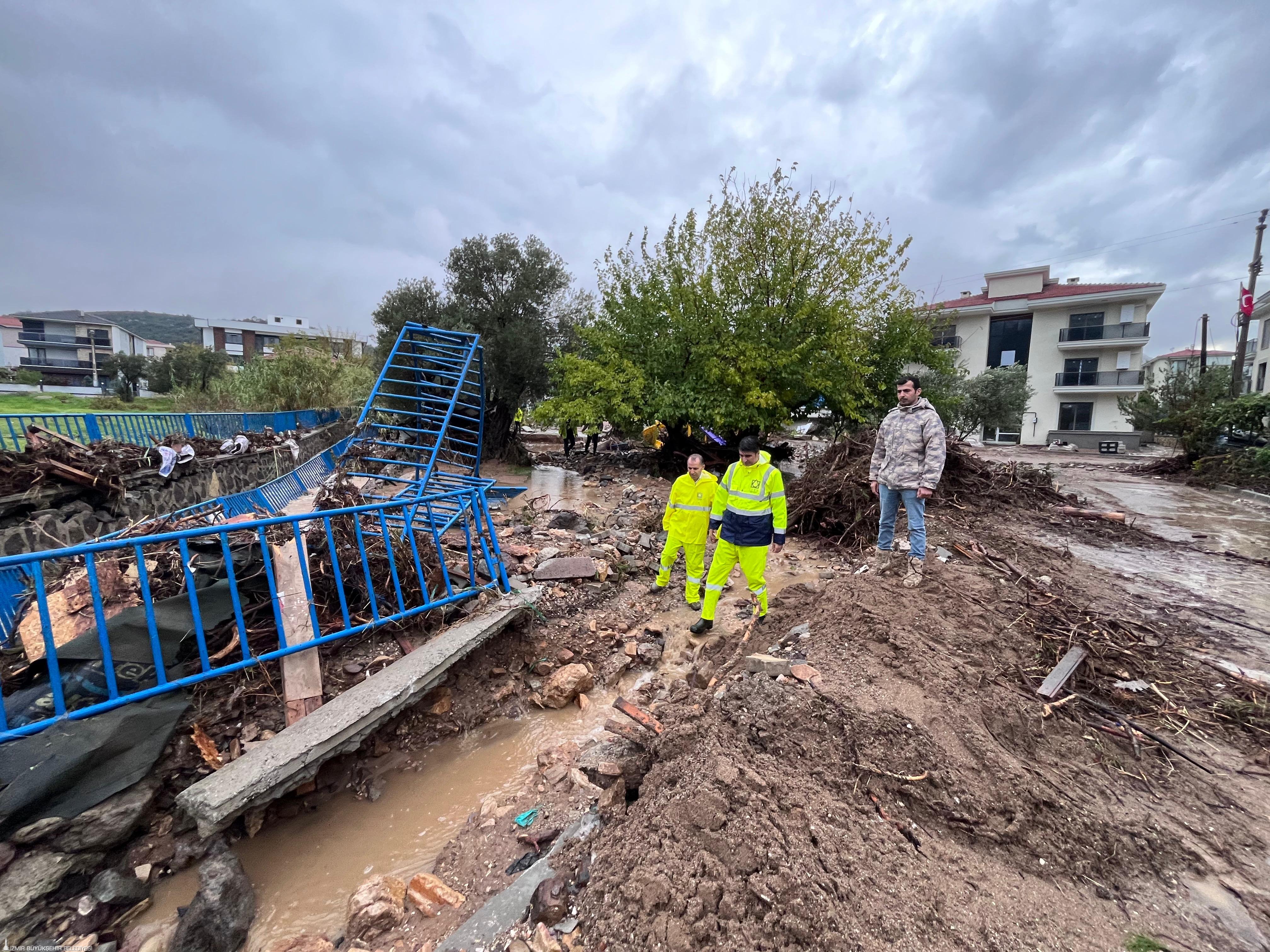 Foça Sulara Teslim Oldu Başkan Tugay’dan Acil Eylem Planı (4)