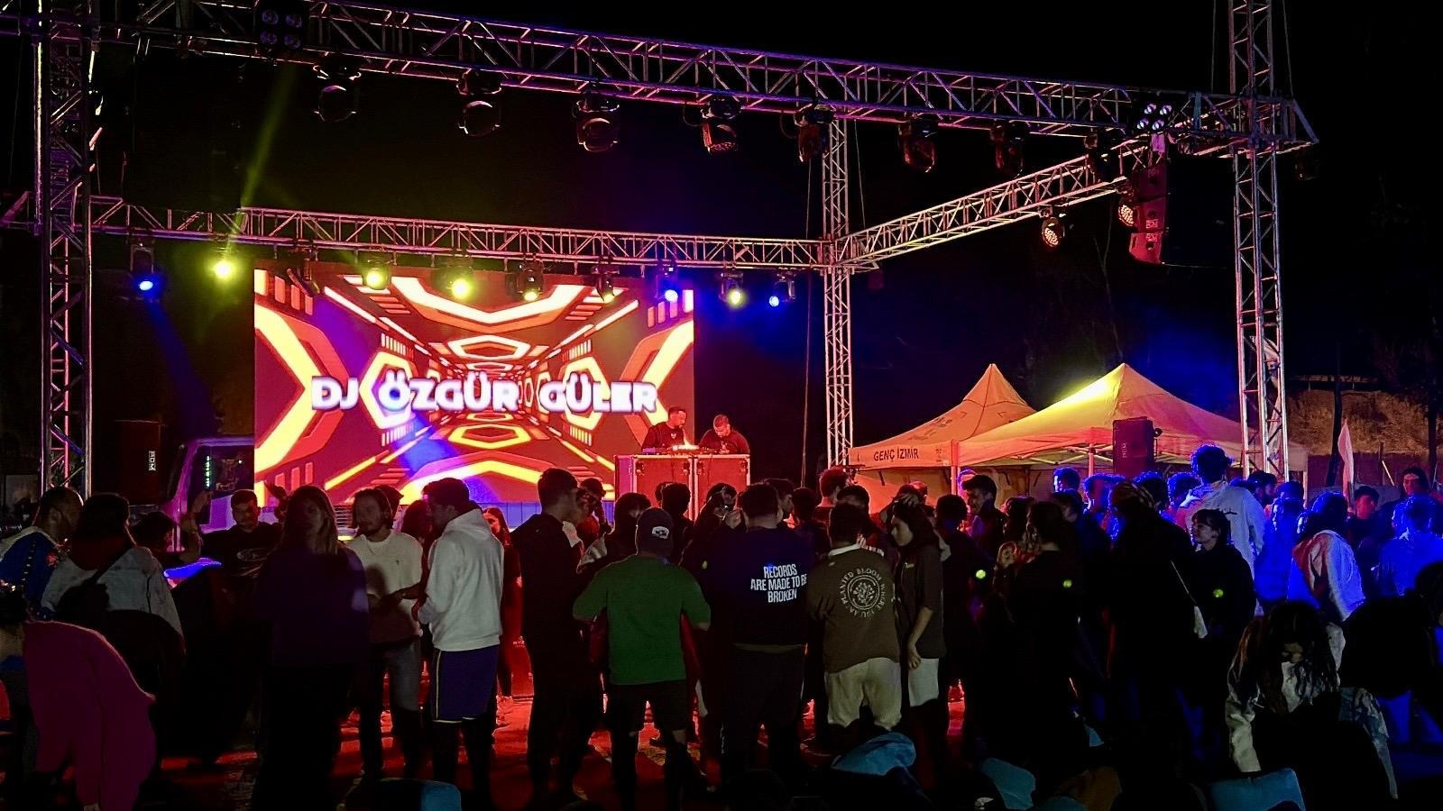 Foça’da Gençler Eğlenceye Doydu