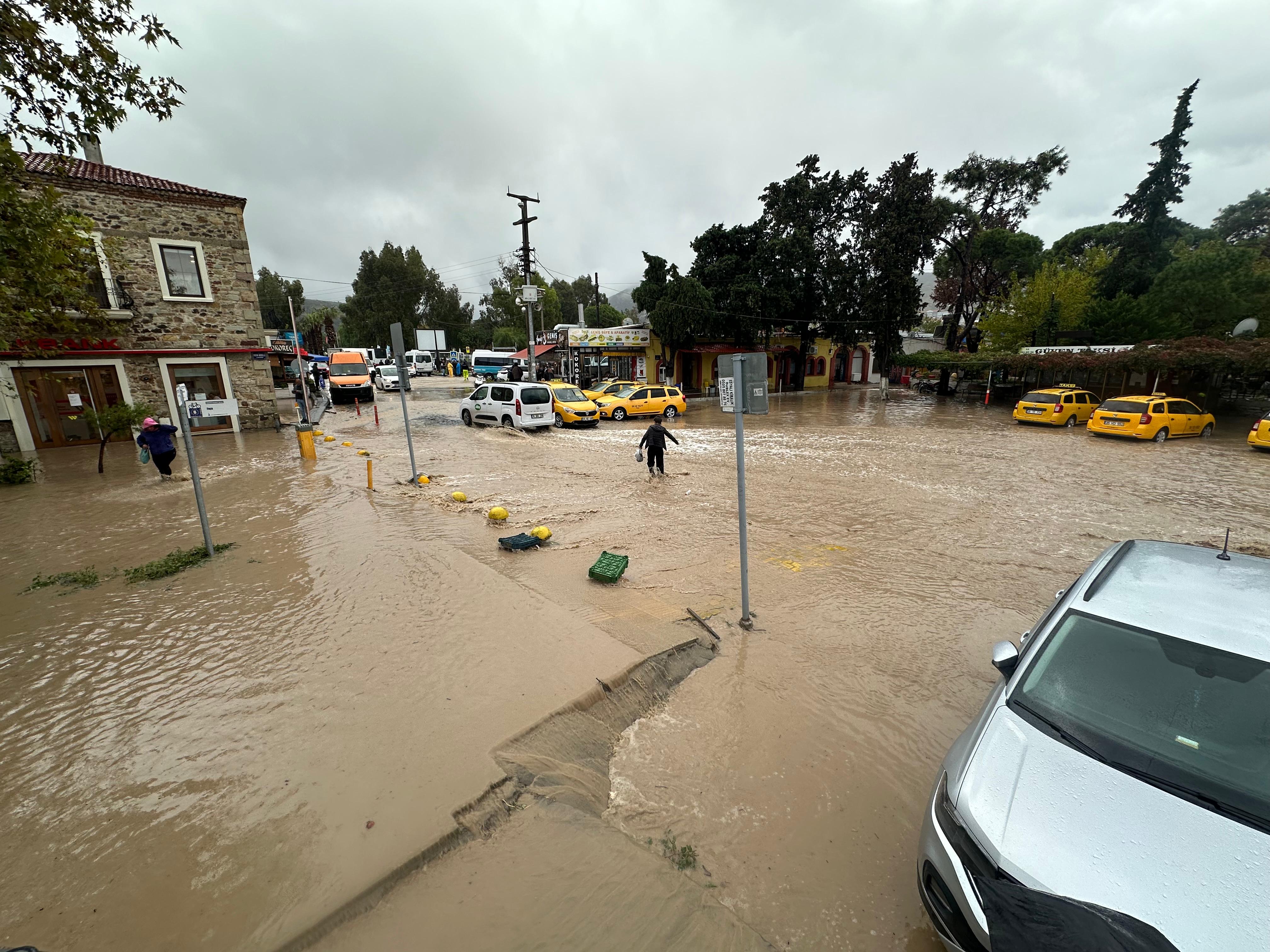 Foça’da Sel Felaketinin Ardından Yoğun Çalışmalar Devam Ediyor (2)