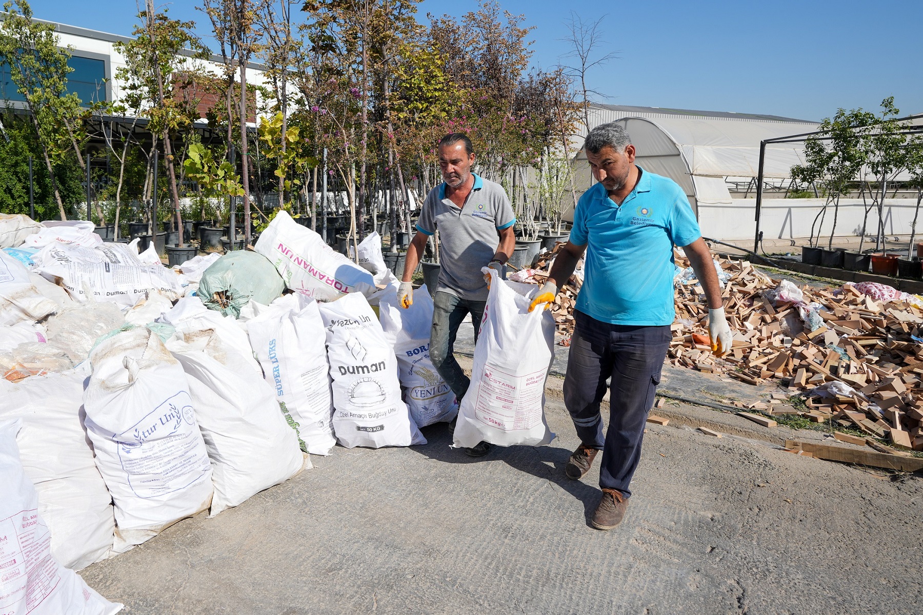 Gaziemir Belediyesi’nden Yurttaşlara Yakacak Odun Desteği (6) (1)
