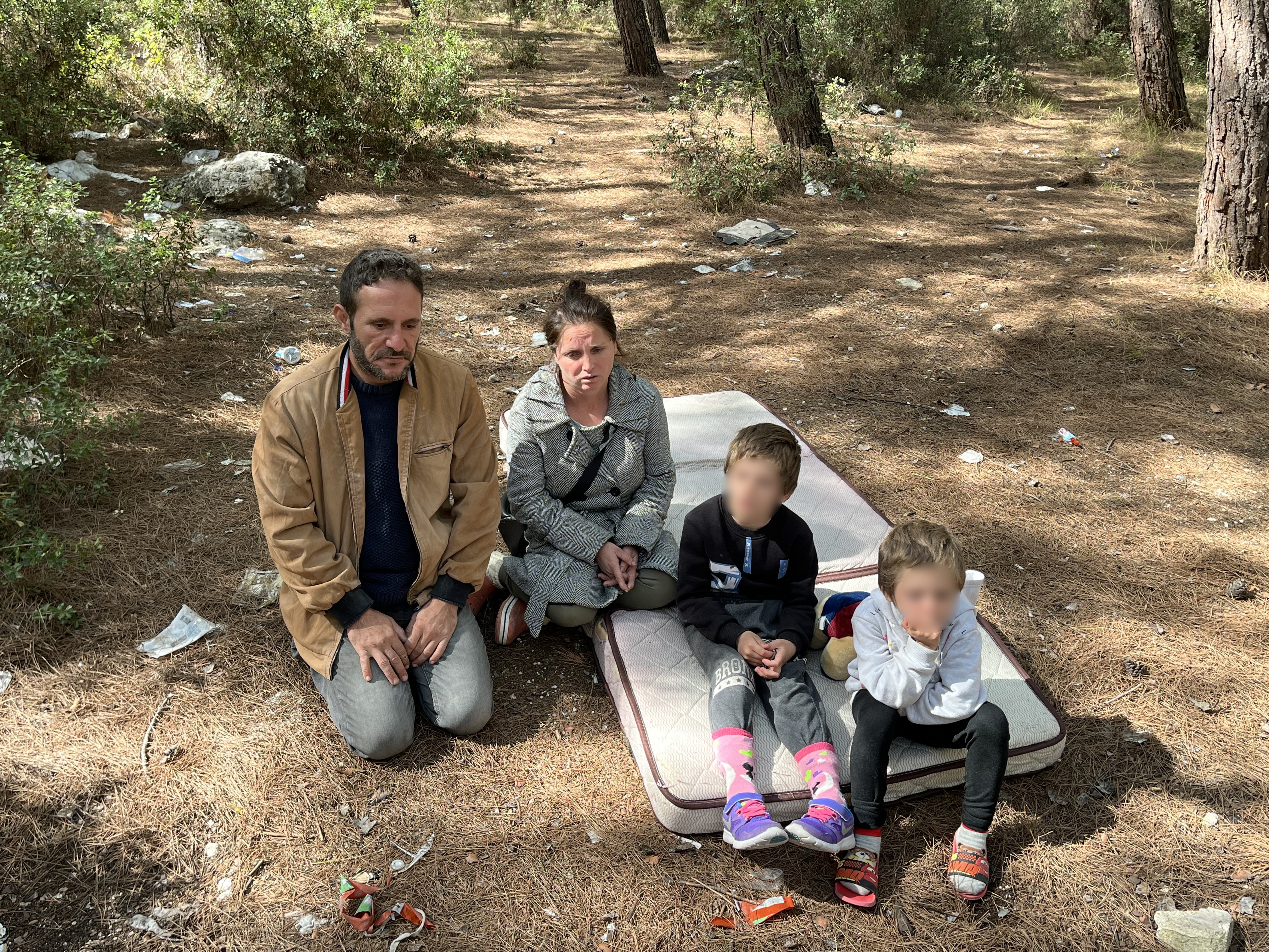 Gaziemir’de Iki Çocuklu Aile Evsiz Kaldı, Ormana Sığındı! (2)