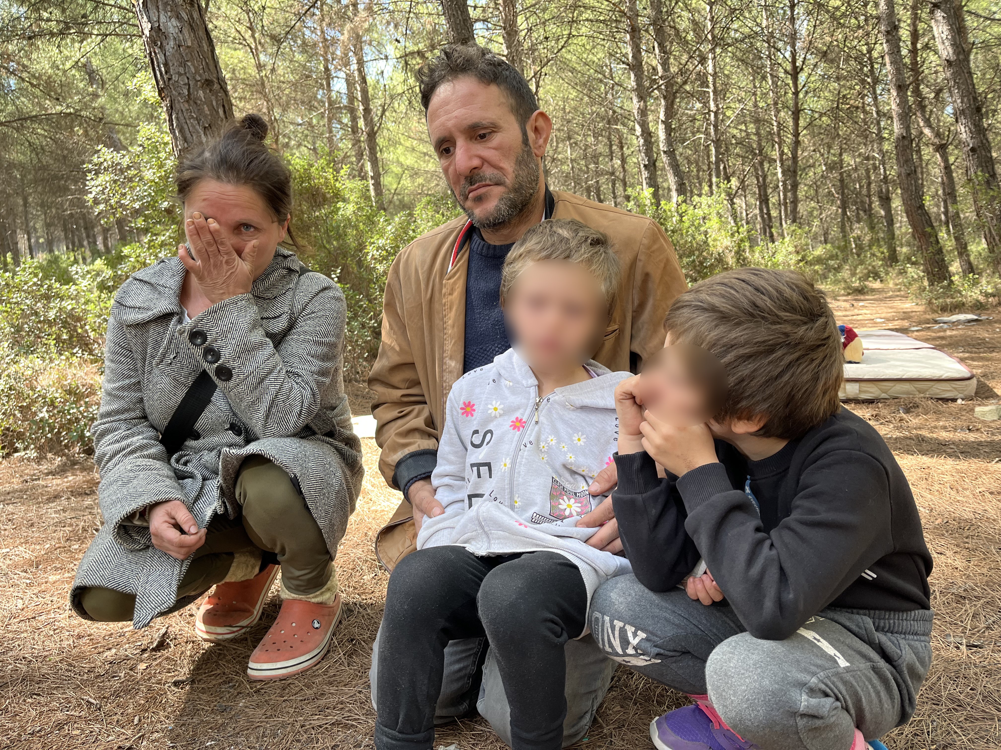 Gaziemir’de Iki Çocuklu Aile Evsiz Kaldı, Ormana Sığındı! (3)