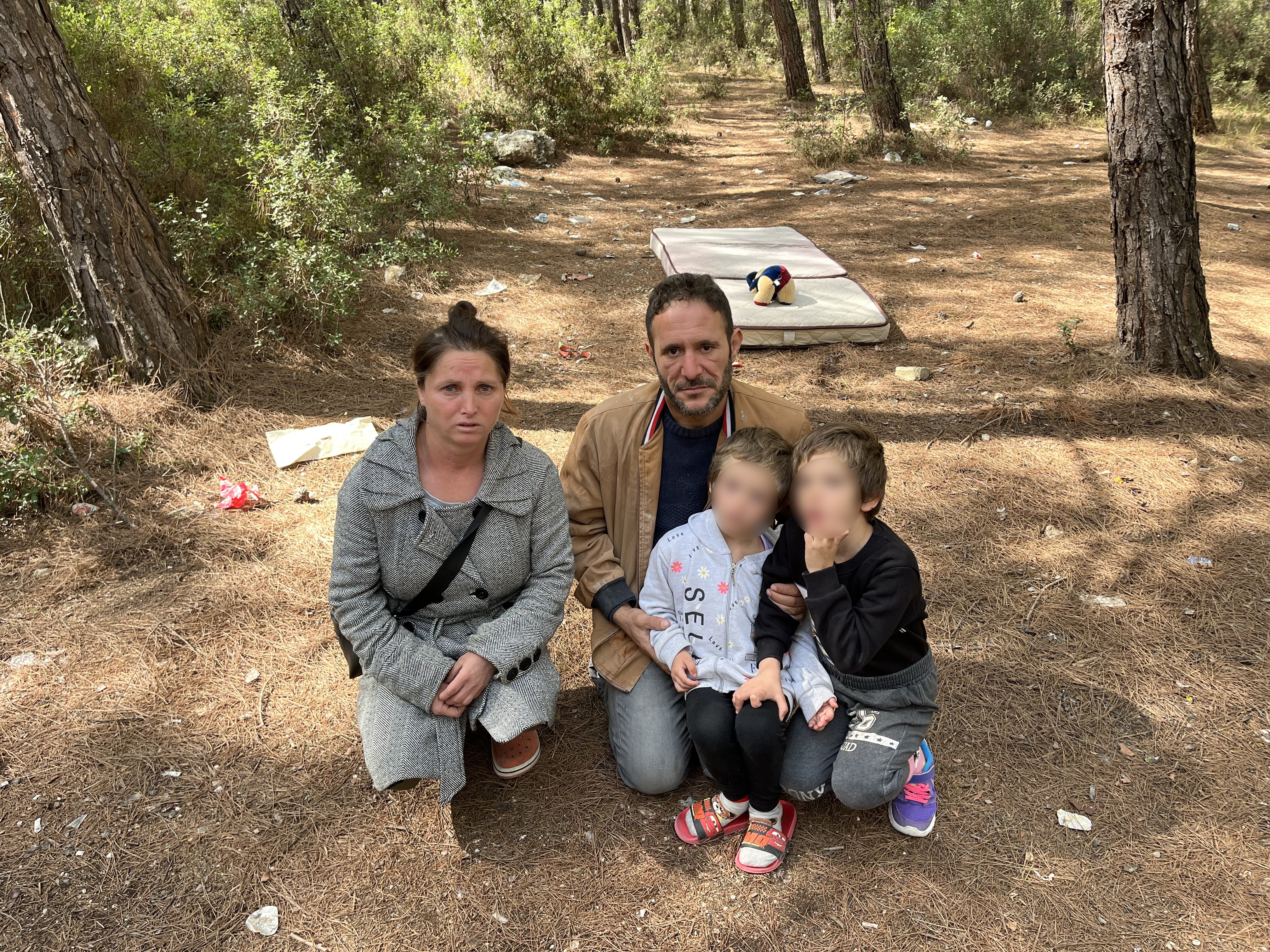 Gaziemir’de Iki Çocuklu Aile Evsiz Kaldı, Ormana Sığındı! (4)
