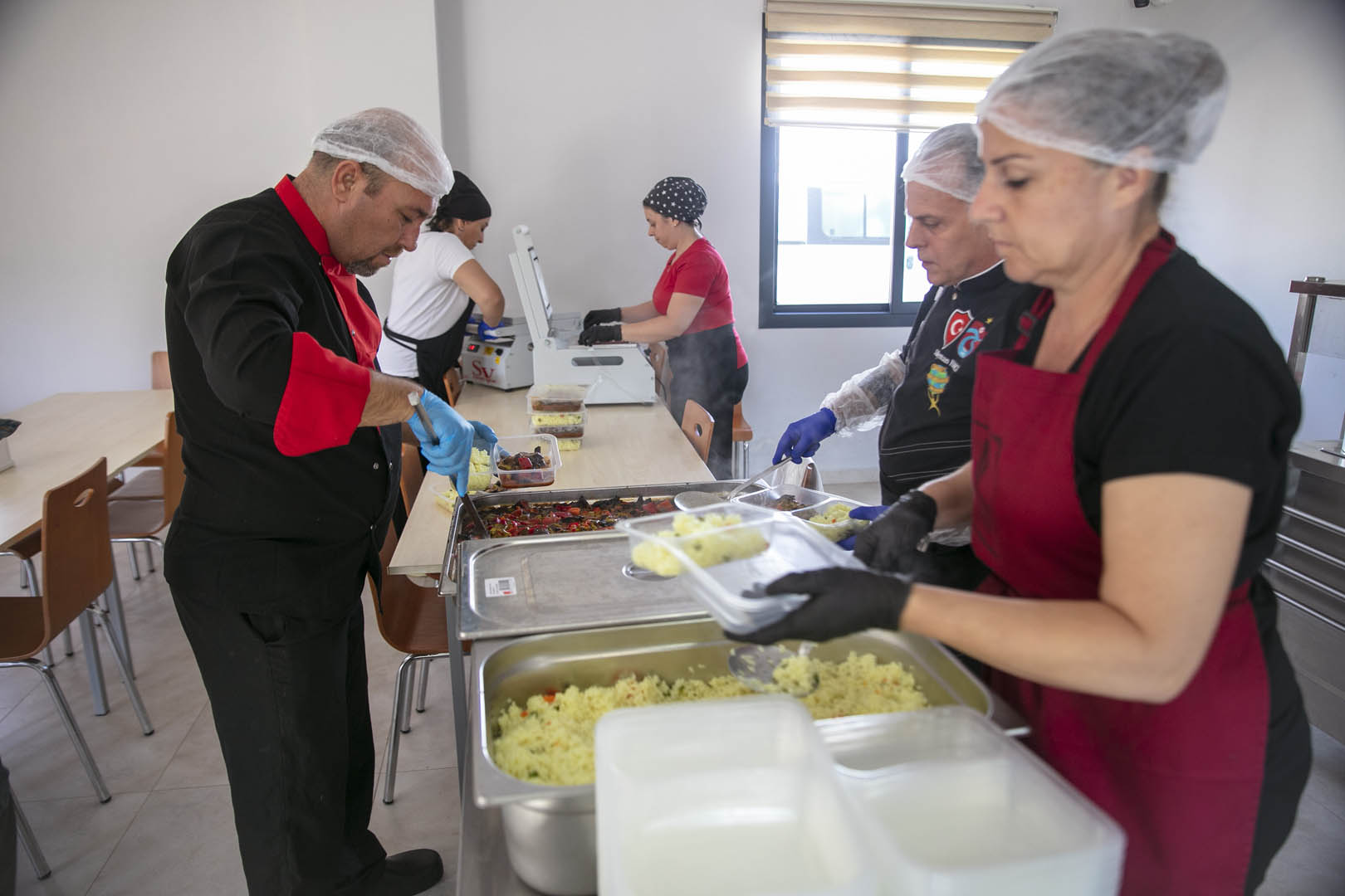 Güzelbahçe’de Dayanışma Mutfağı Her Gün Sofraları Isıtıyor (6)