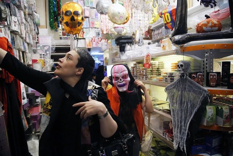 İran’da Yetkililere Rağmen Cadılar Bayramı Çılgınlığı! (4)