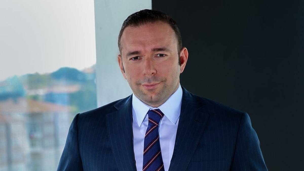 Isfendiyar Zülfikari Kimdir