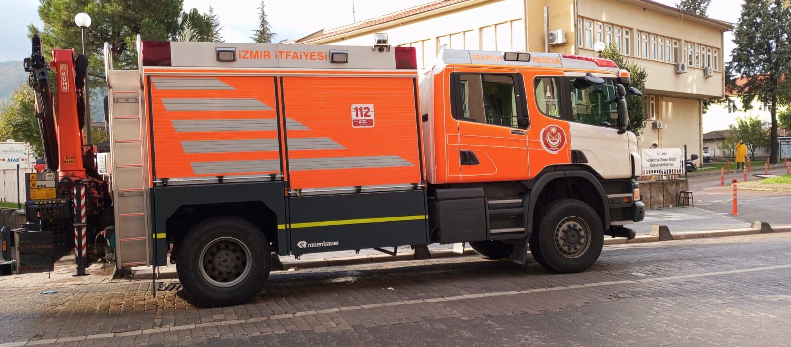 İzmir Büyükşehir Ekipleri Sındırgı Depreminde Görevde (1)