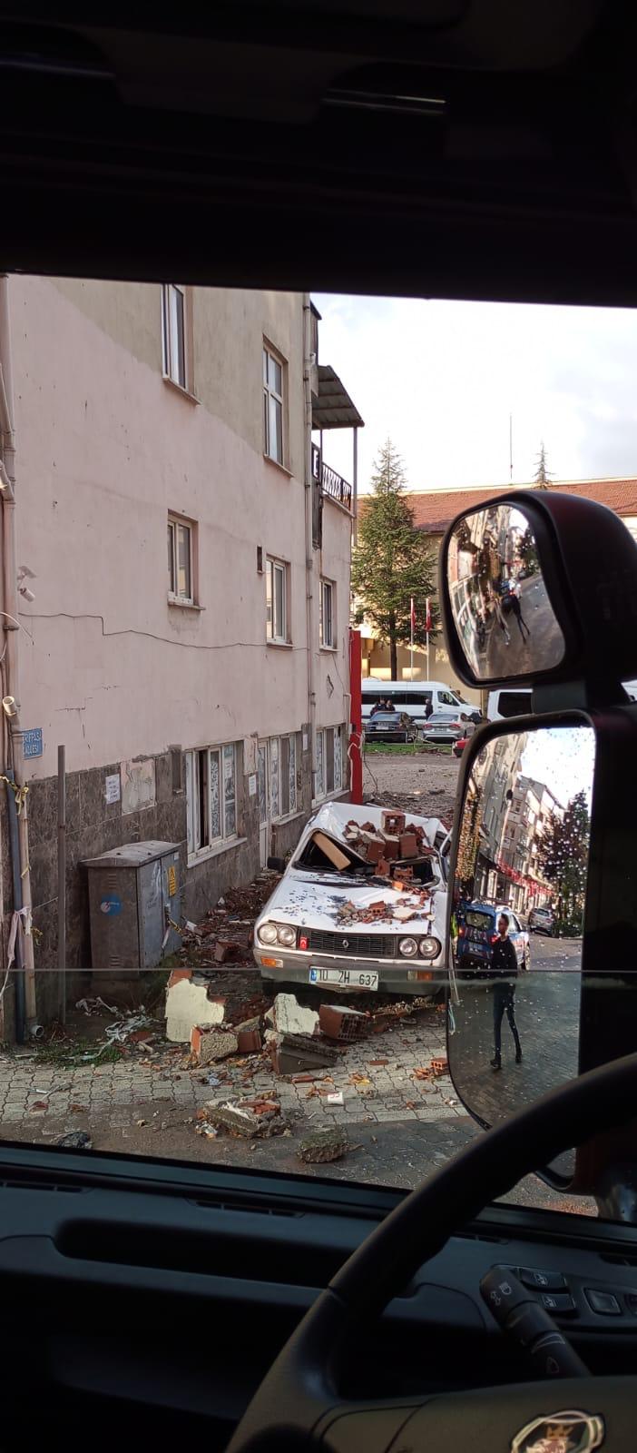 İzmir Büyükşehir Ekipleri Sındırgı Depreminde Görevde (3)