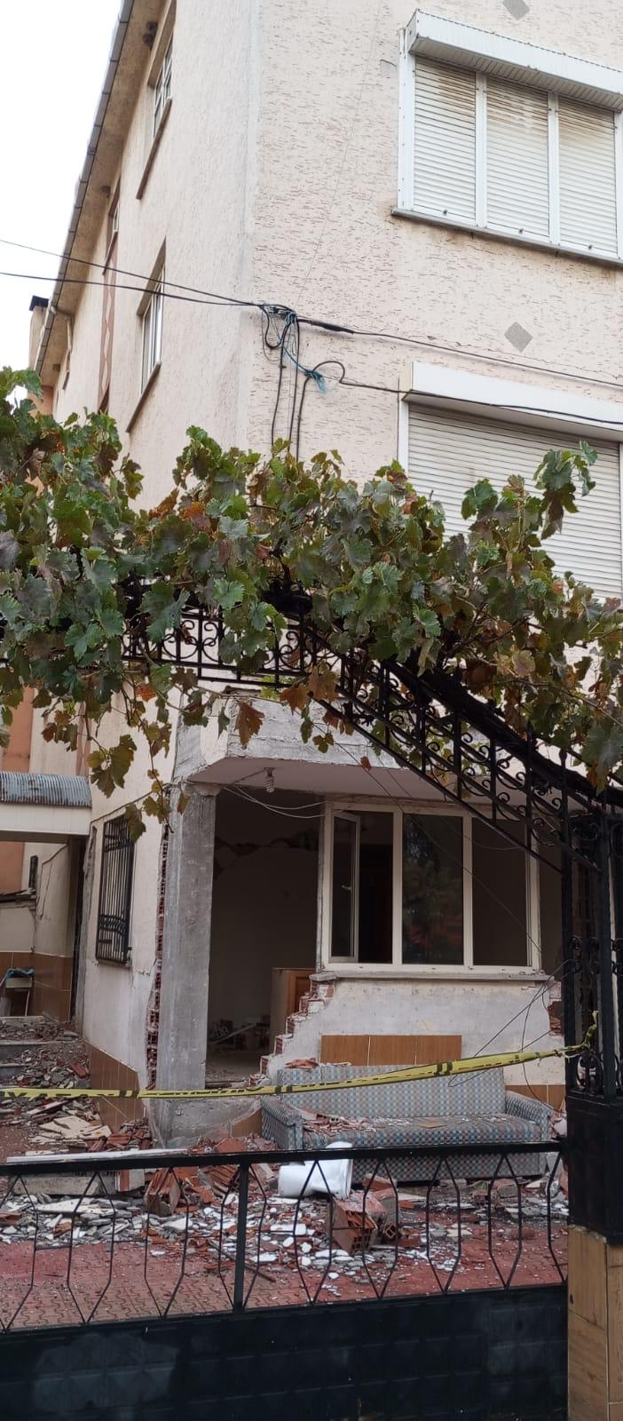 İzmir Büyükşehir Ekipleri Sındırgı Depreminde Görevde (4)