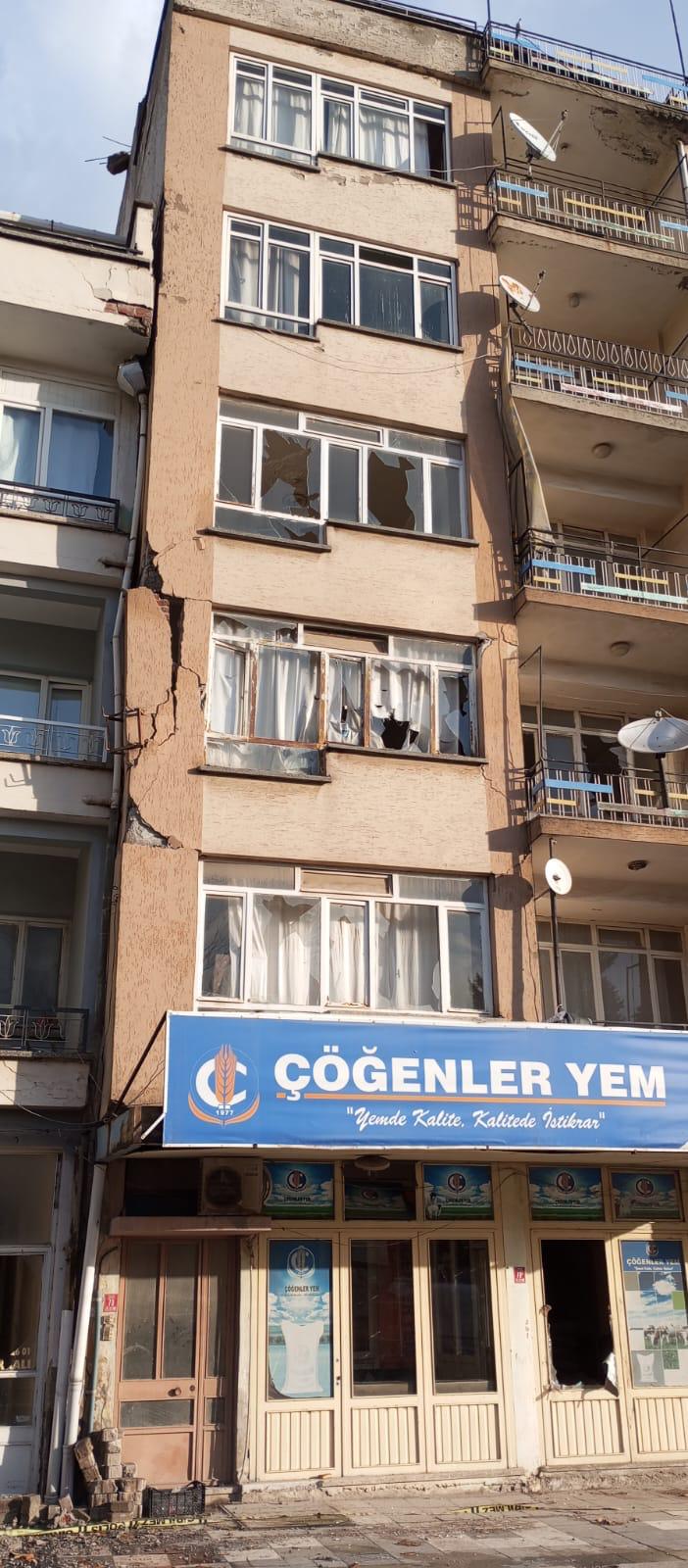 İzmir Büyükşehir Ekipleri Sındırgı Depreminde Görevde (5)