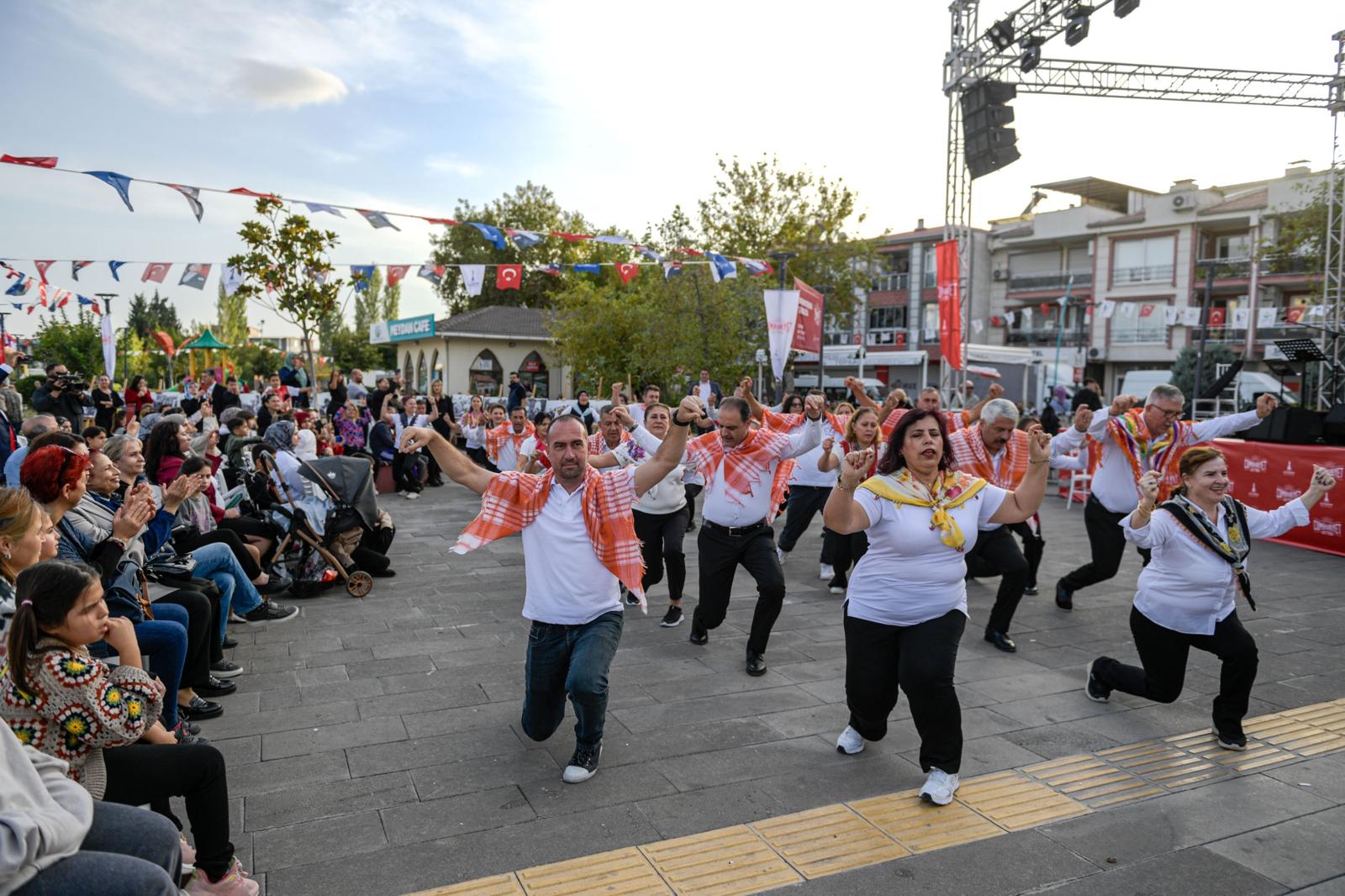 İzmir 'Cumhuriyet Her Yerde' Etkinlikleriyle Kırmızı Beyaza Büründü (12)