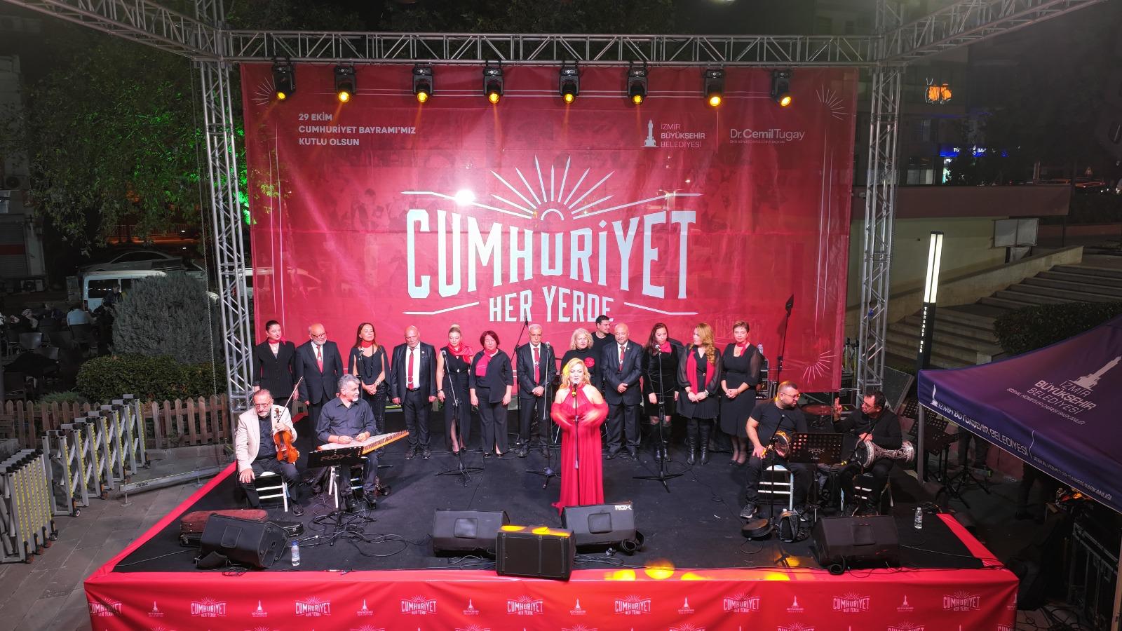 İzmir 'Cumhuriyet Her Yerde' Etkinlikleriyle Kırmızı Beyaza Büründü (14)