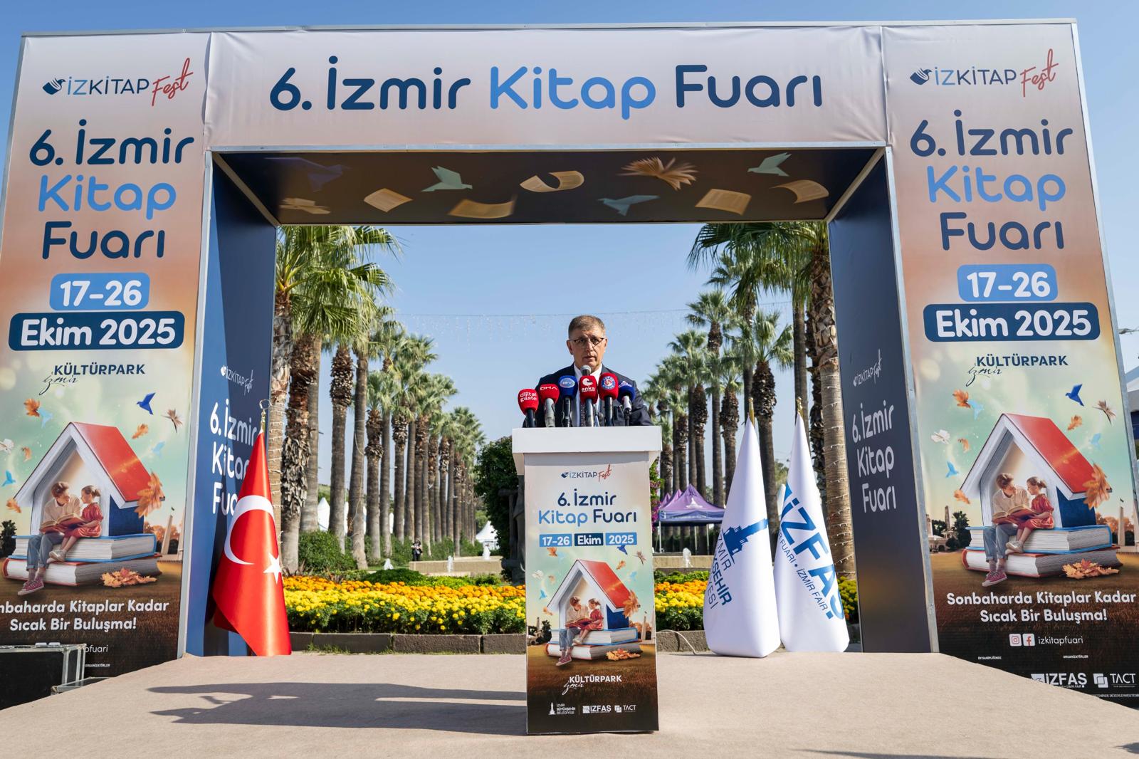 İzmir Kitap Fuarı Ve Edebiyat Festivali Kapılarını Açtı (1)
