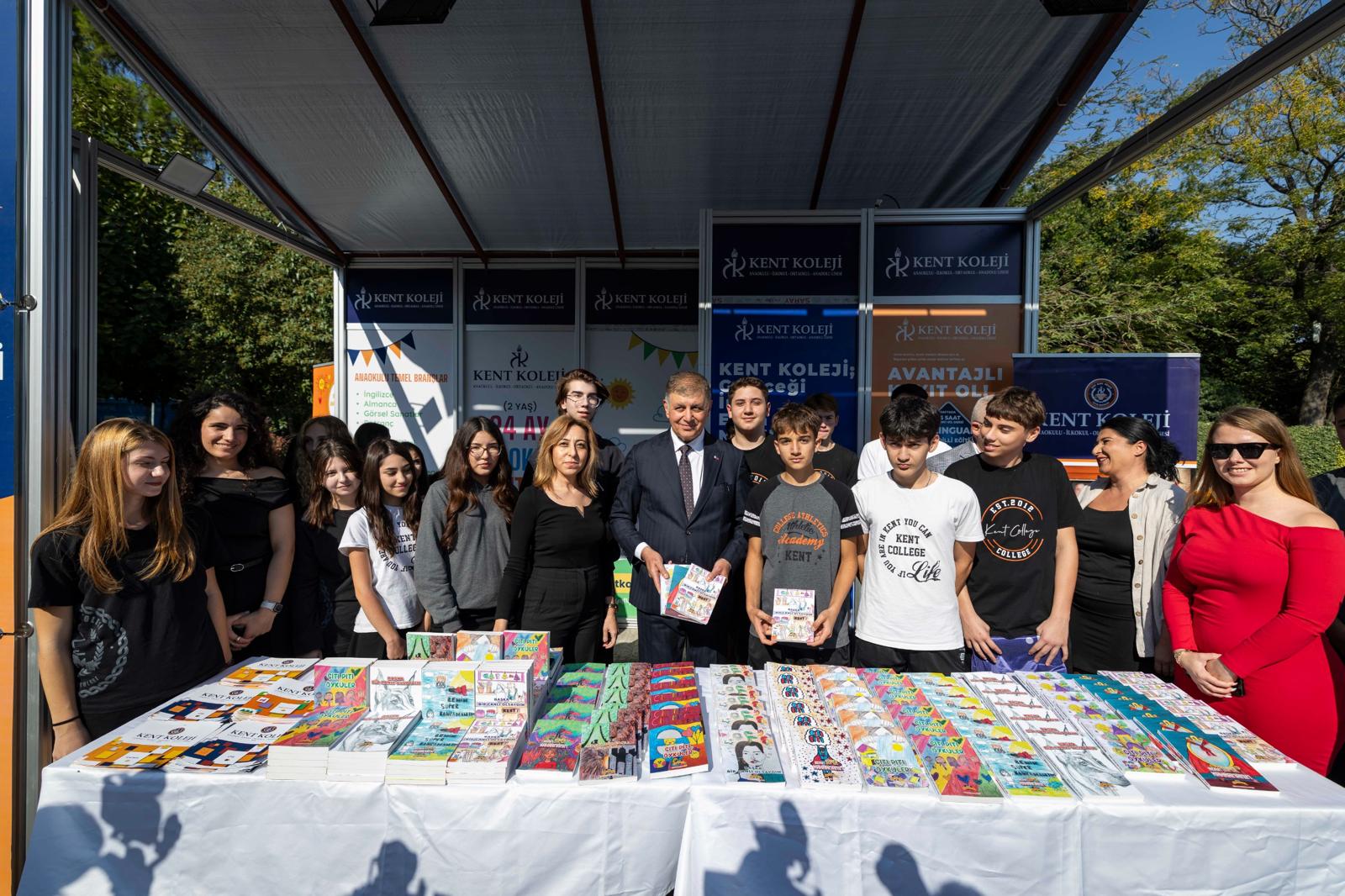 İzmir Kitap Fuarı Ve Edebiyat Festivali Kapılarını Açtı (11)