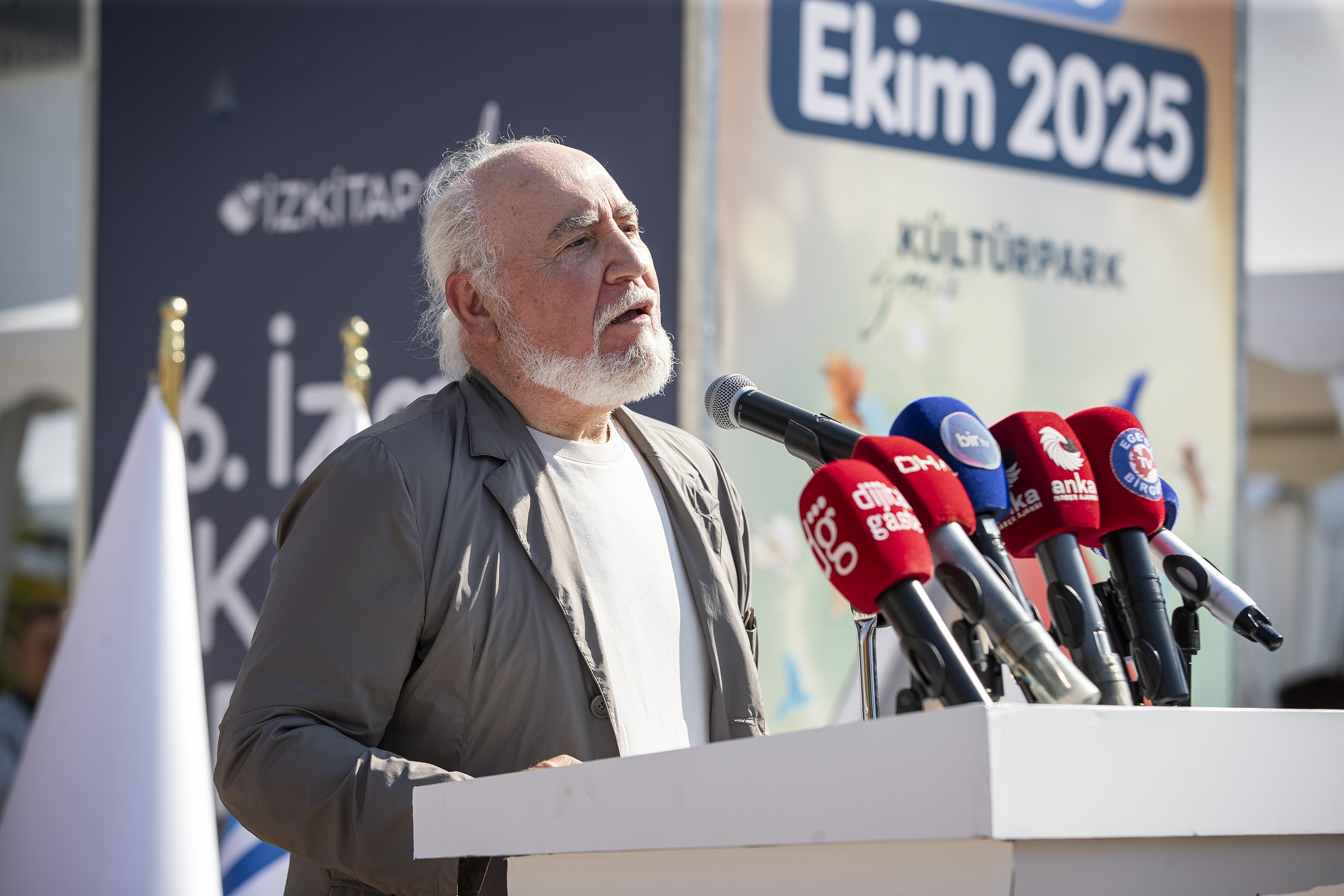 İzmir Kitap Fuarı Ve Edebiyat Festivali Kapılarını Açtı (2)
