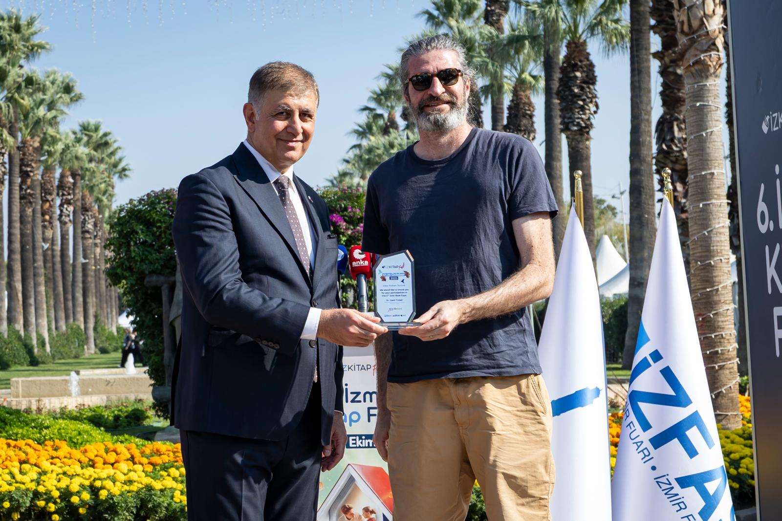 İzmir Kitap Fuarı Ve Edebiyat Festivali Kapılarını Açtı (6)