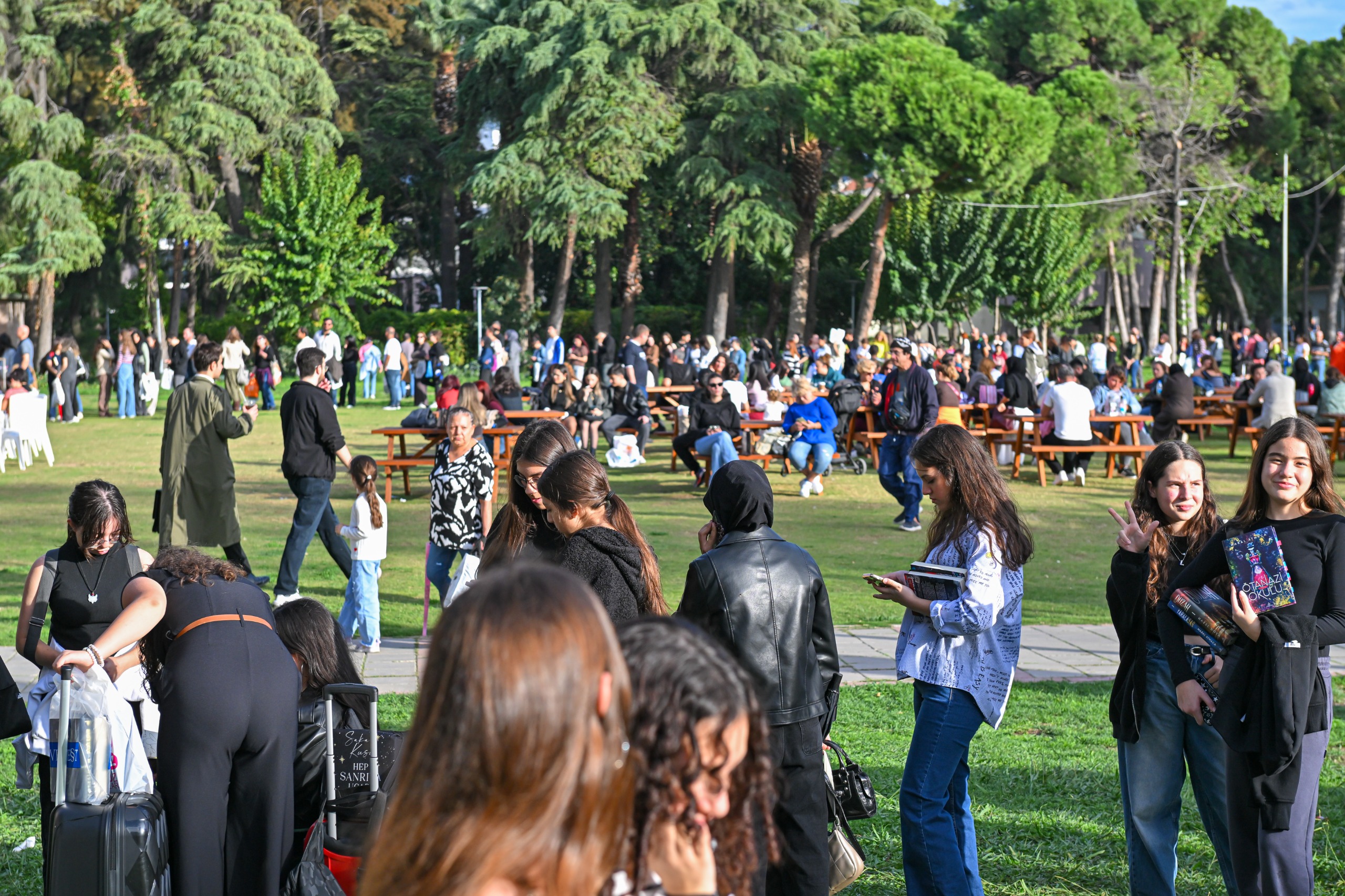 İzmir Kitap Fuarı’nda On Binler Buluştu! Edebiyatın Kalbi Kültürpark’ta (11)
