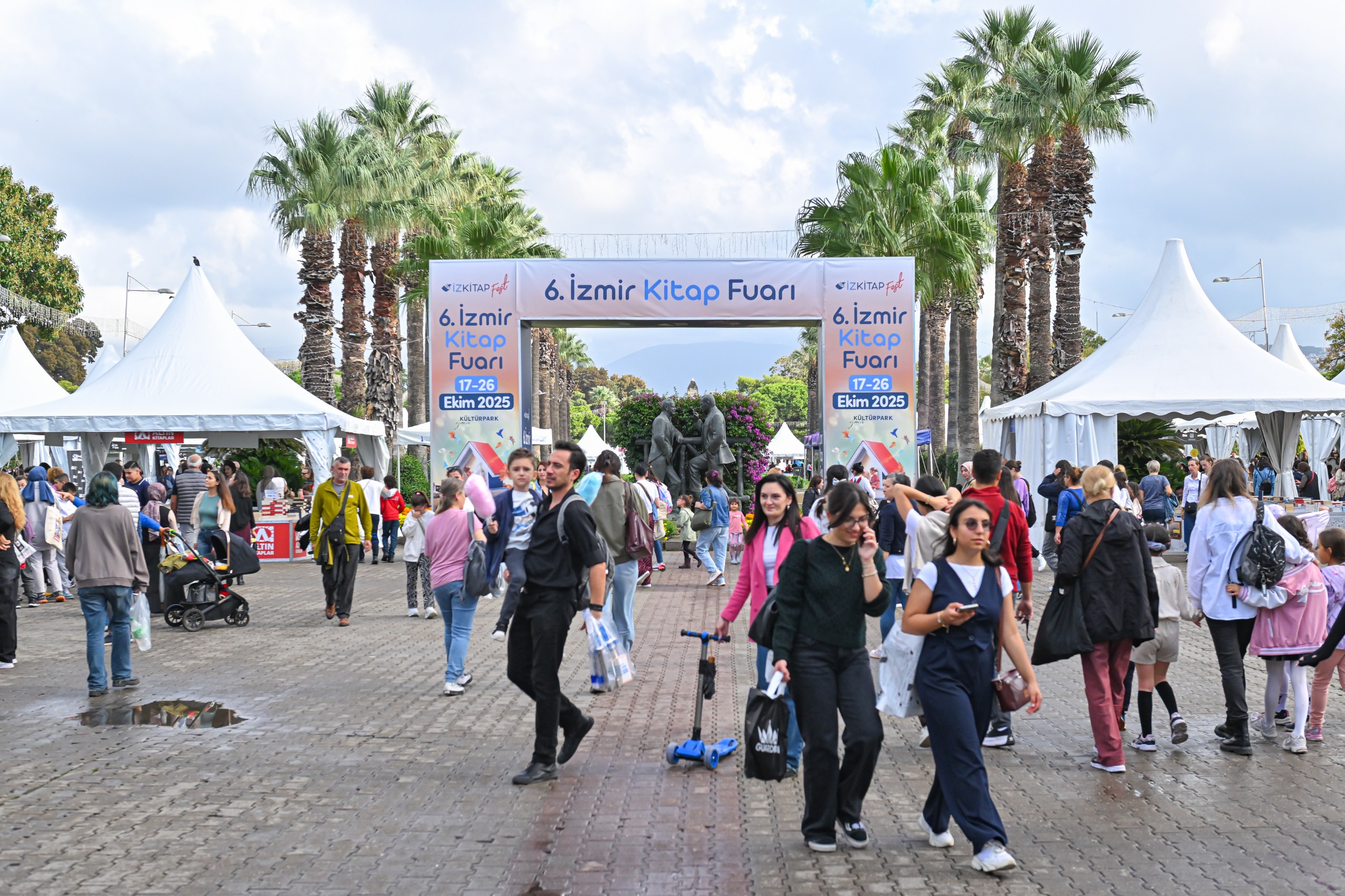 İzmir Kitap Fuarı’nda On Binler Buluştu! Edebiyatın Kalbi Kültürpark’ta (12)