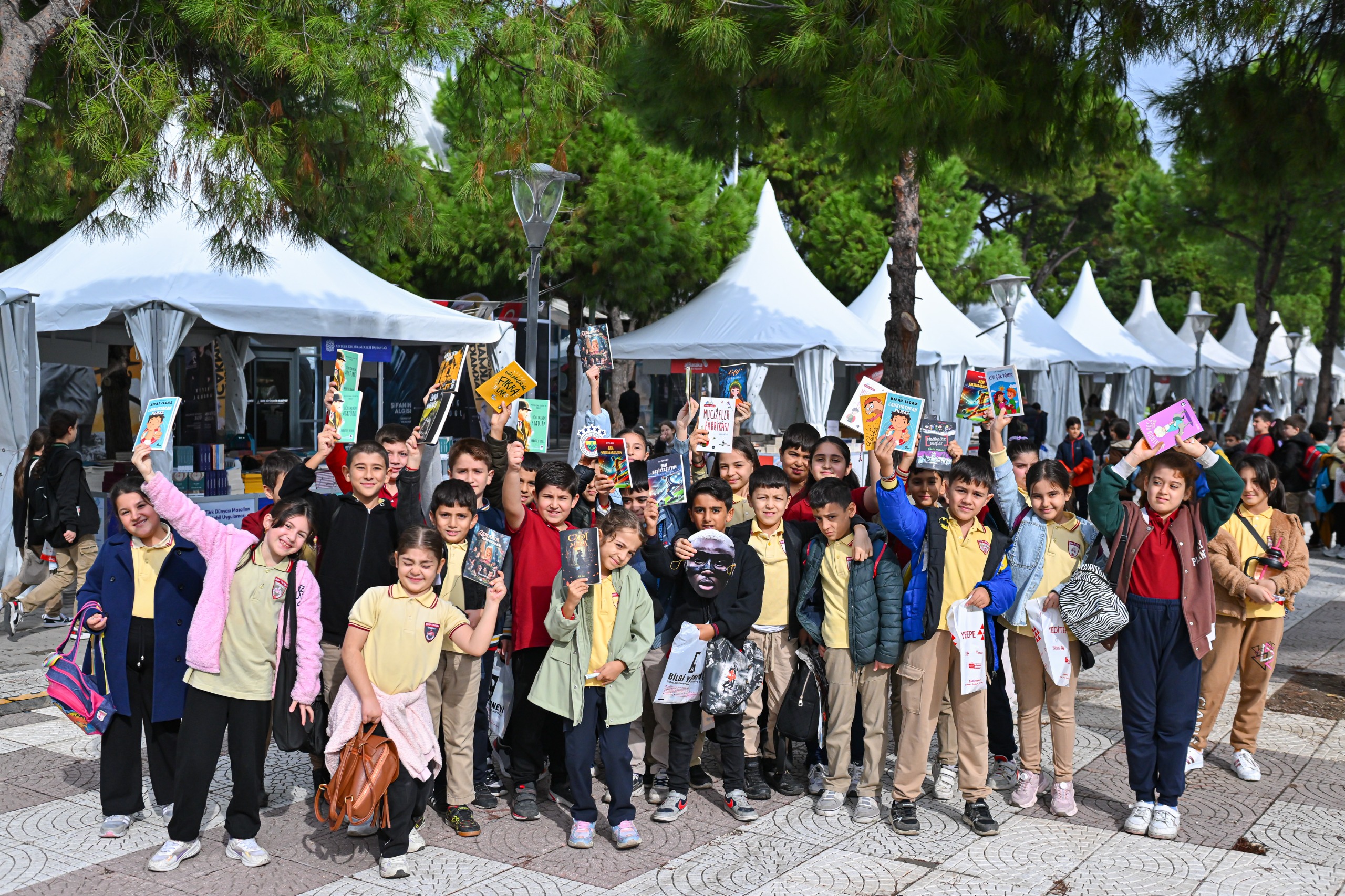 İzmir Kitap Fuarı’nda On Binler Buluştu! Edebiyatın Kalbi Kültürpark’ta (9)