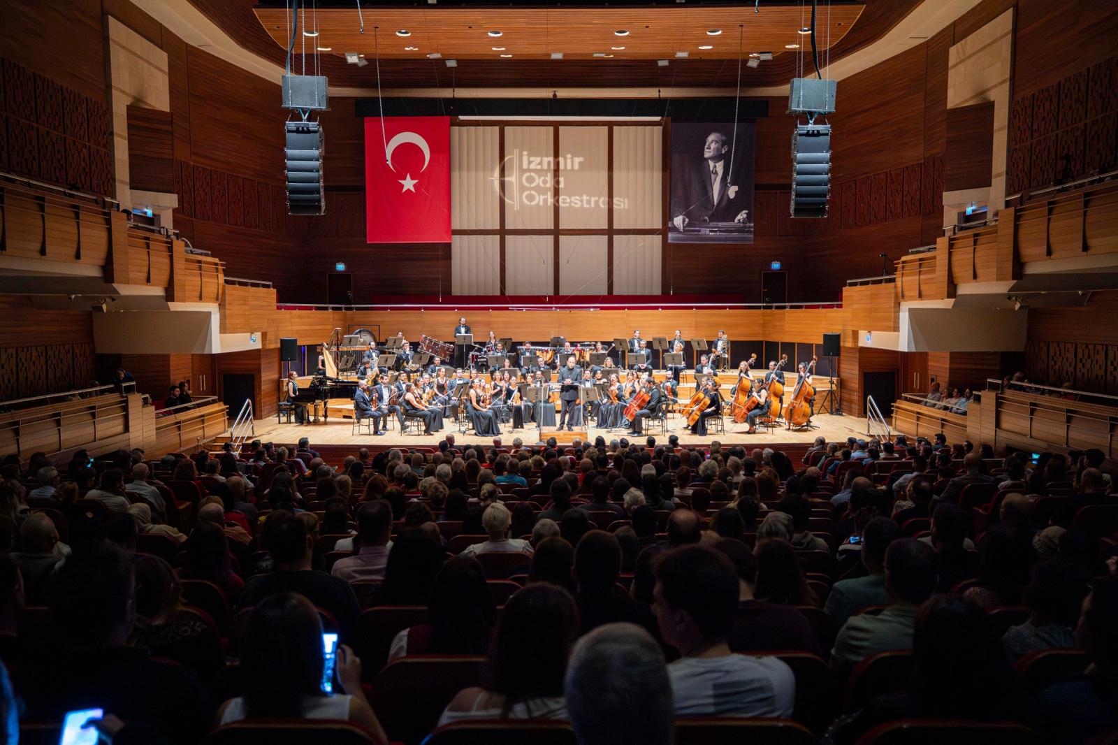 İzmir’de Büyüleyici Gece Oda Orkestrası’ndan Cumhuriyet Konseri (6)