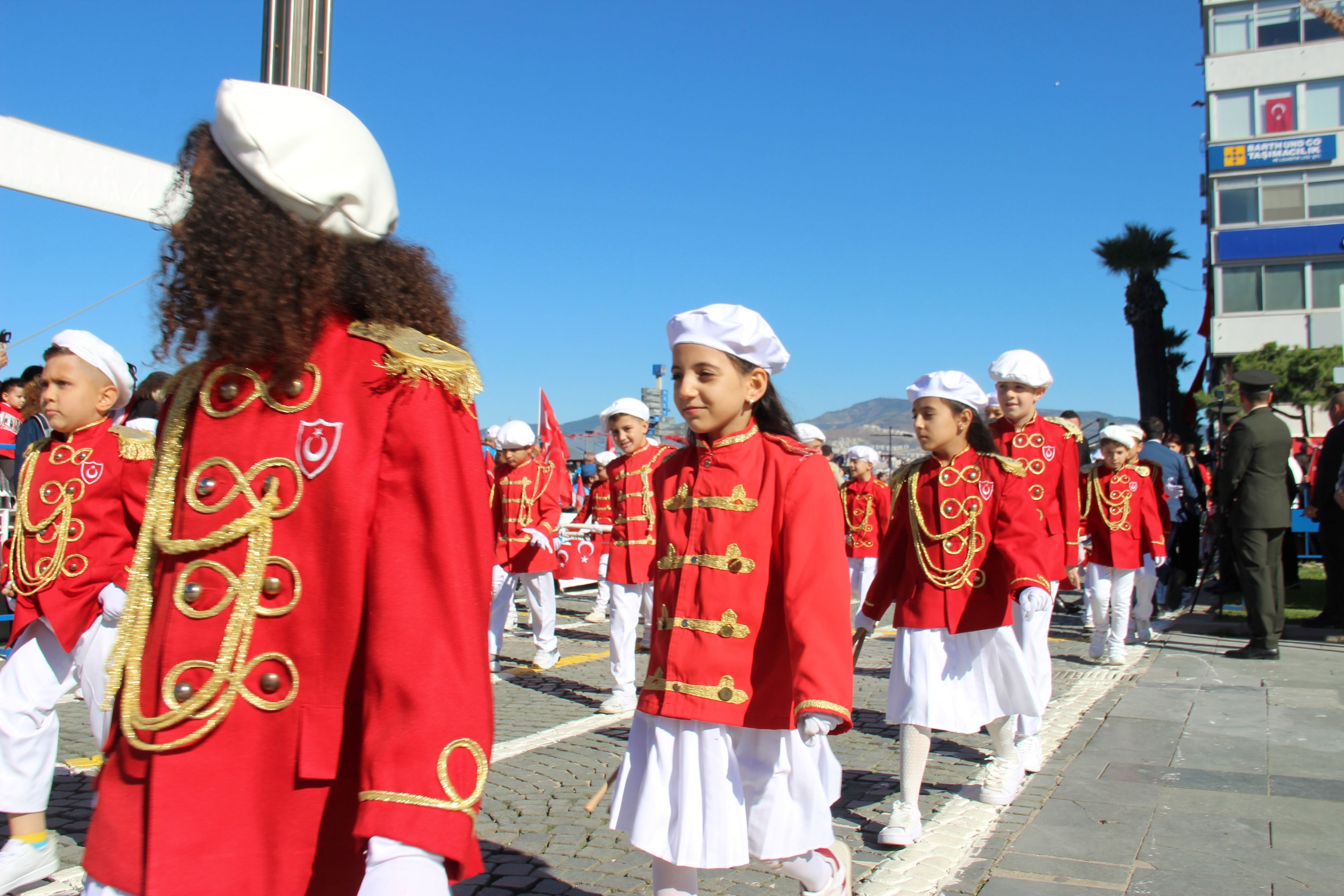 İzmir’de Cumhuriyet’in 102. Yılı Coşkuyla Kutlandı (3)