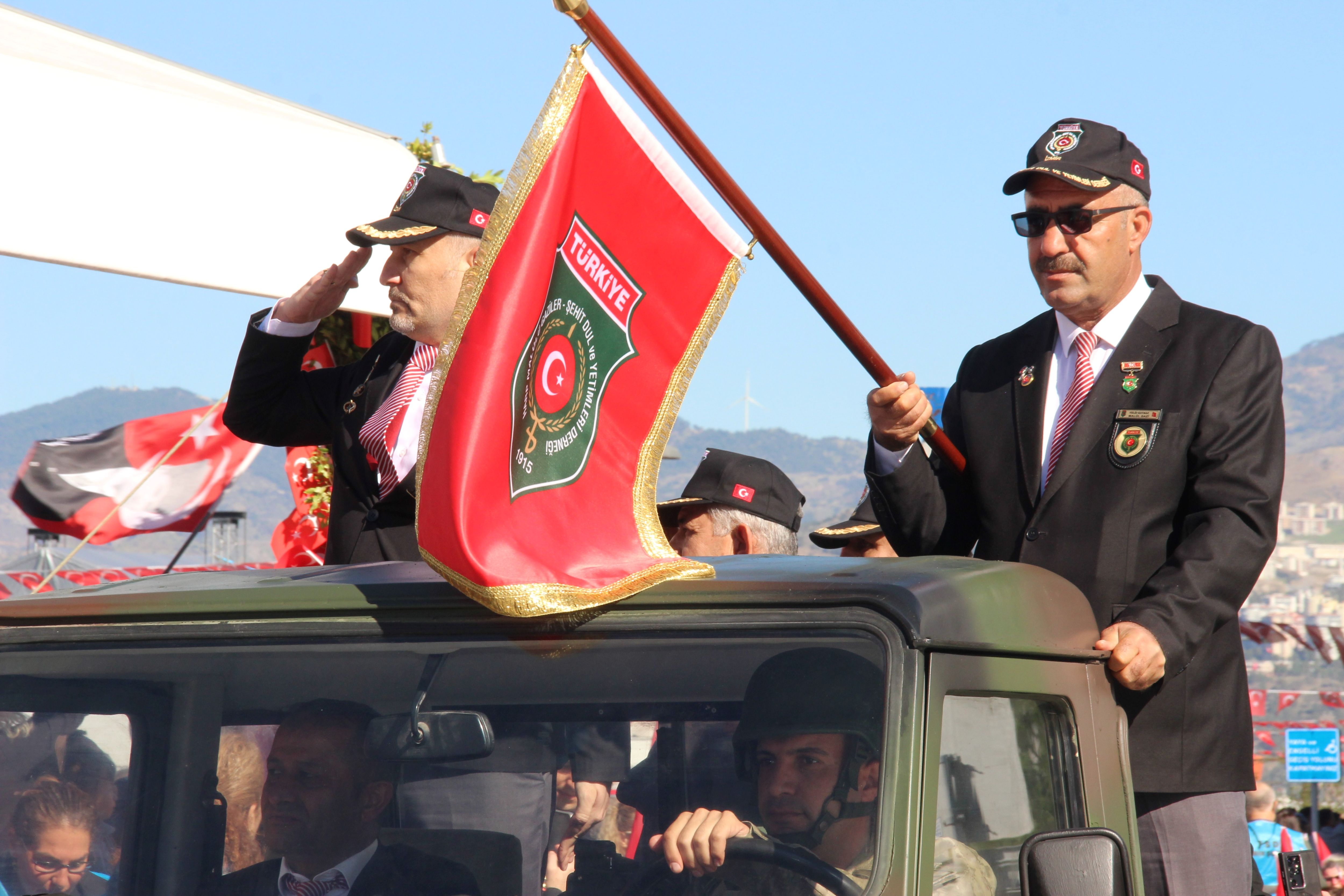 İzmir’de Cumhuriyet’in 102. Yılı Coşkuyla Kutlandı (4)