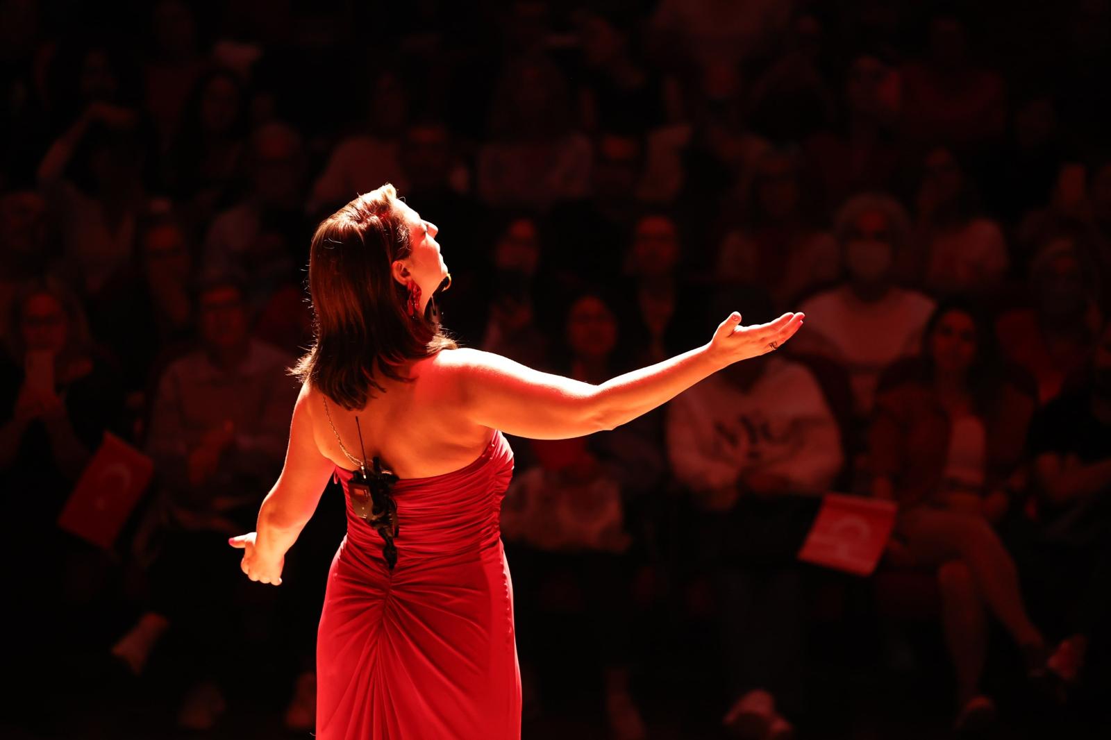 İzmir’de Dilek Türkan’dan Cumhuriyet’e Özel Konser (1)