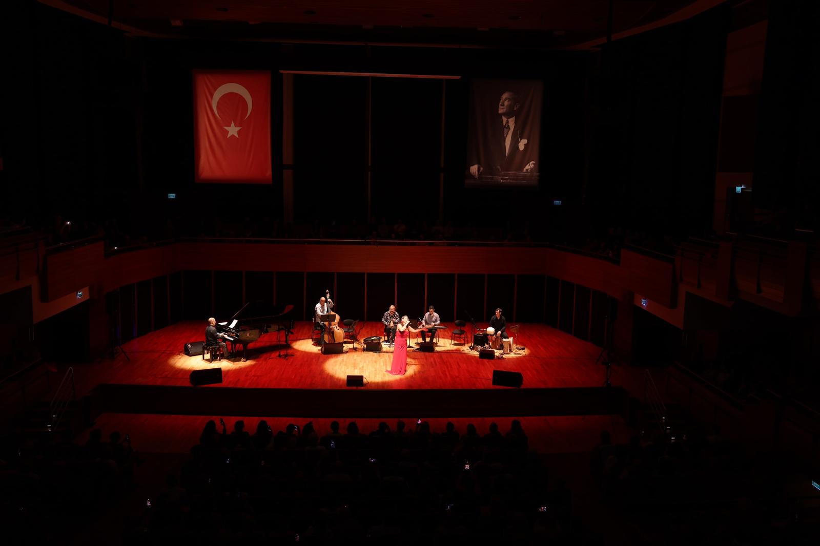İzmir’de Dilek Türkan’dan Cumhuriyet’e Özel Konser (2)