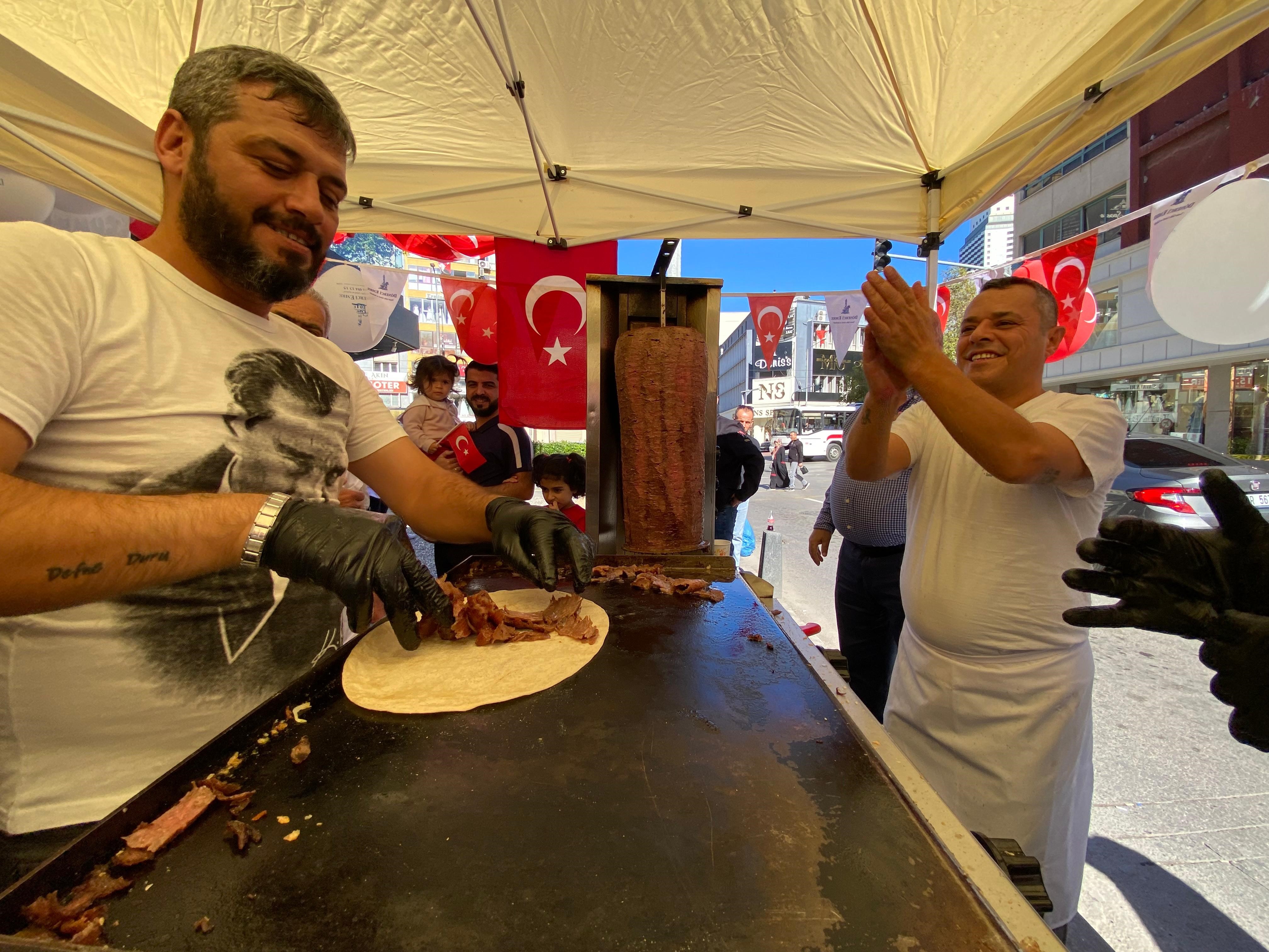 İzmir’de Dönerci Çift Geleneği Bozmadı 29 Ekim’de Çocuklara Ücretsiz Döner Dağıttı (3)