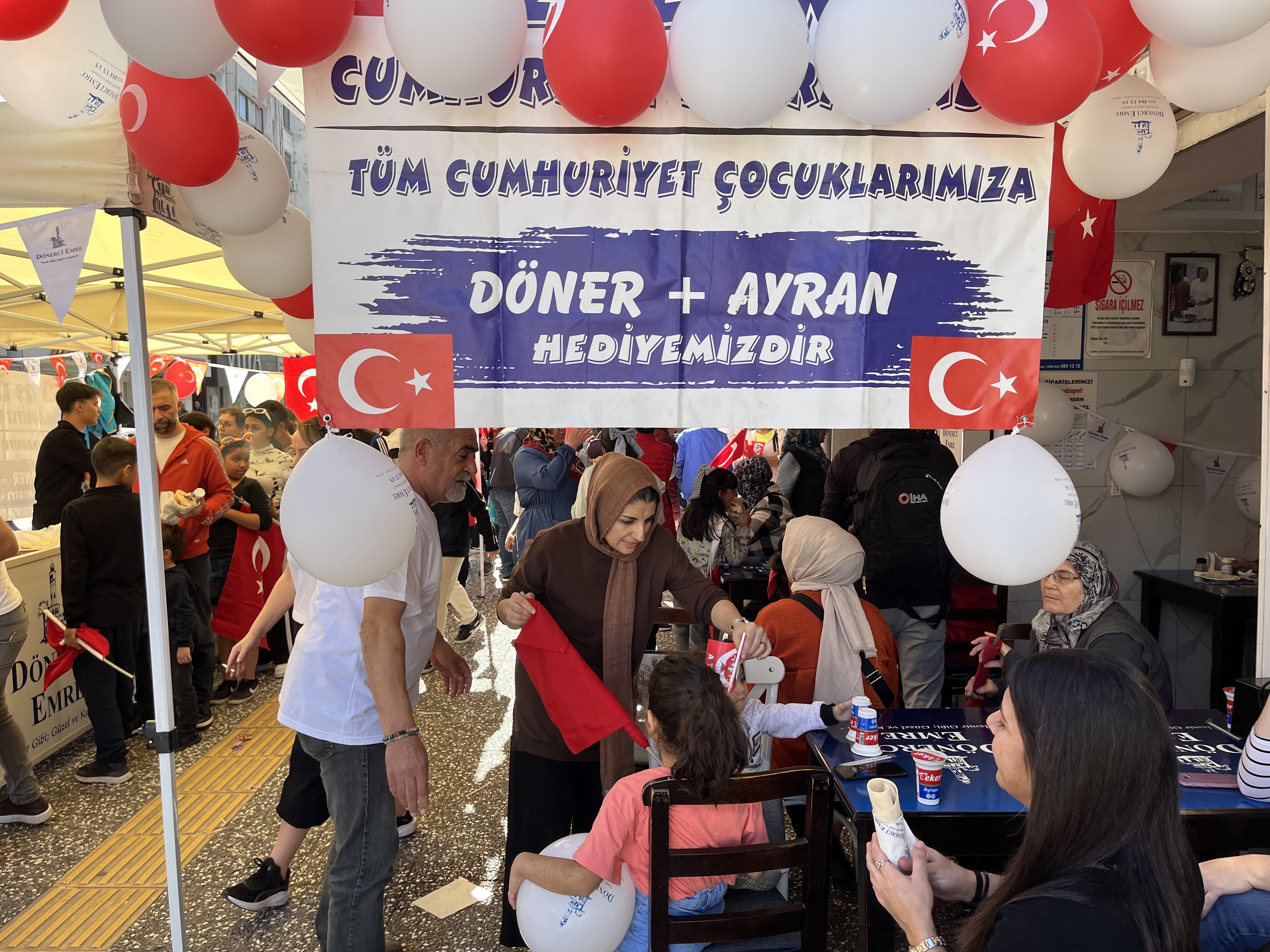 İzmir’de Dönerci Çift Geleneği Bozmadı 29 Ekim’de Çocuklara Ücretsiz Döner Dağıttı (4)