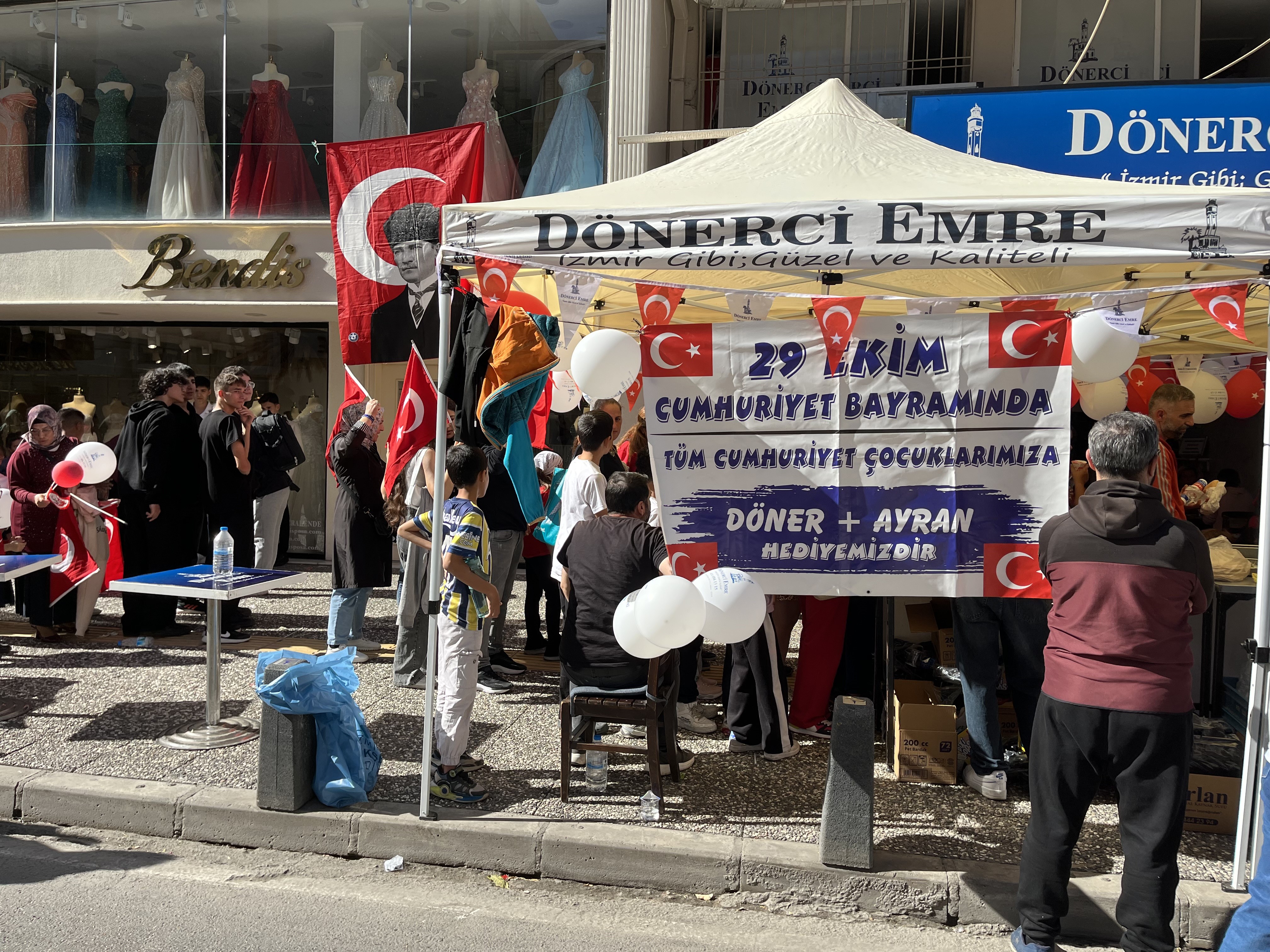 İzmir’de Dönerci Çift Geleneği Bozmadı 29 Ekim’de Çocuklara Ücretsiz Döner Dağıttı (5)