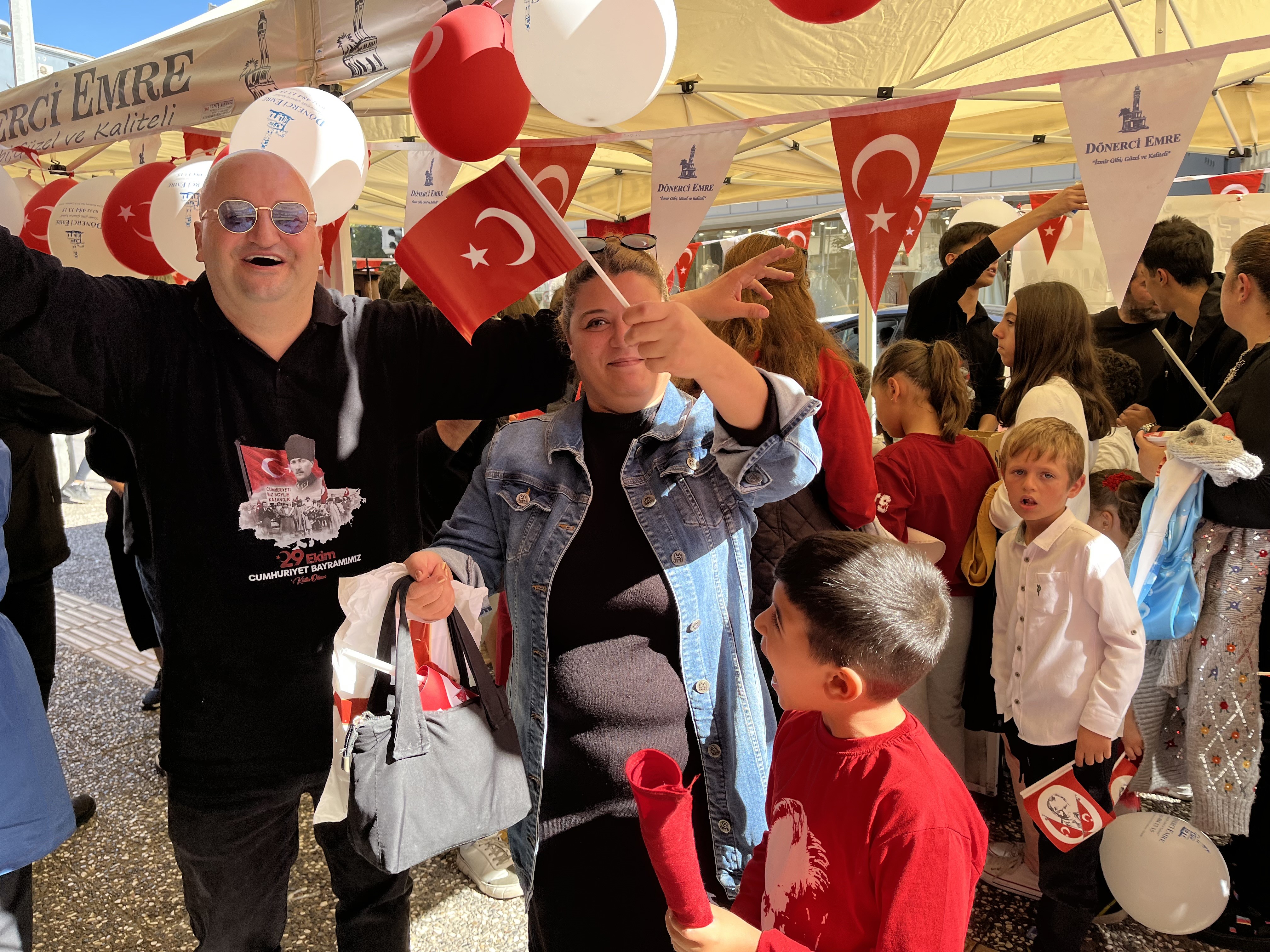 İzmir’de Dönerci Çift Geleneği Bozmadı 29 Ekim’de Çocuklara Ücretsiz Döner Dağıttı (6)