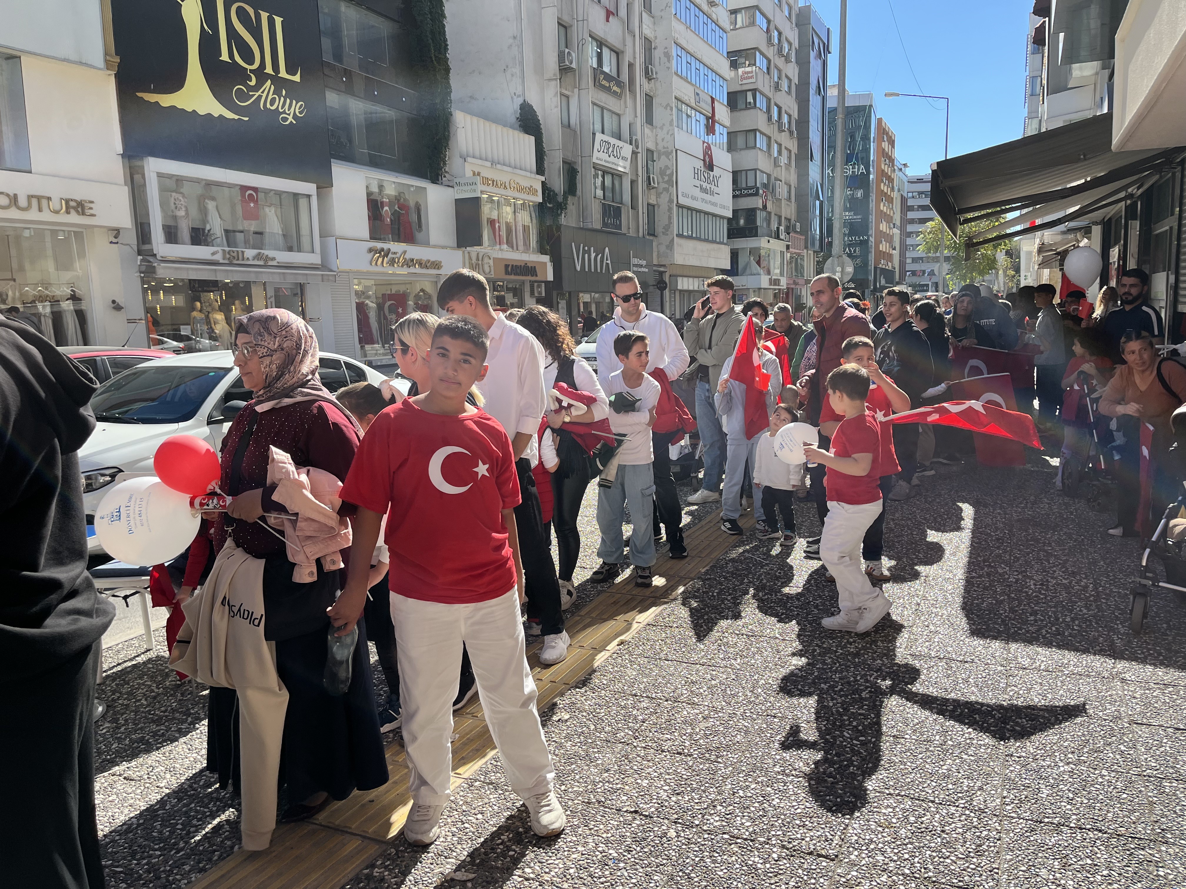 İzmir’de Dönerci Çift Geleneği Bozmadı 29 Ekim’de Çocuklara Ücretsiz Döner Dağıttı (7)